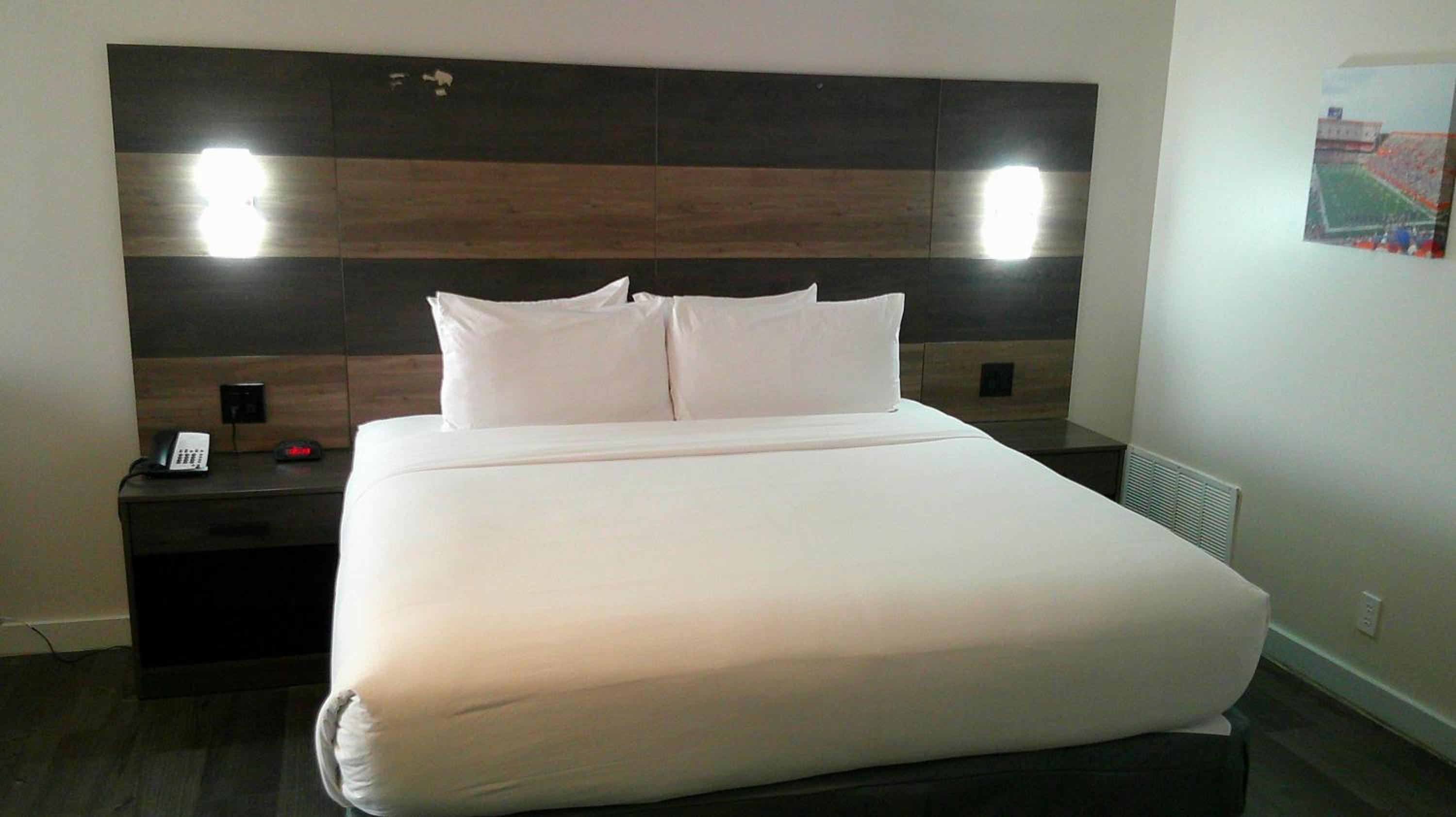 Larger King Room with Living Area - Non-Smoking - Photo 4