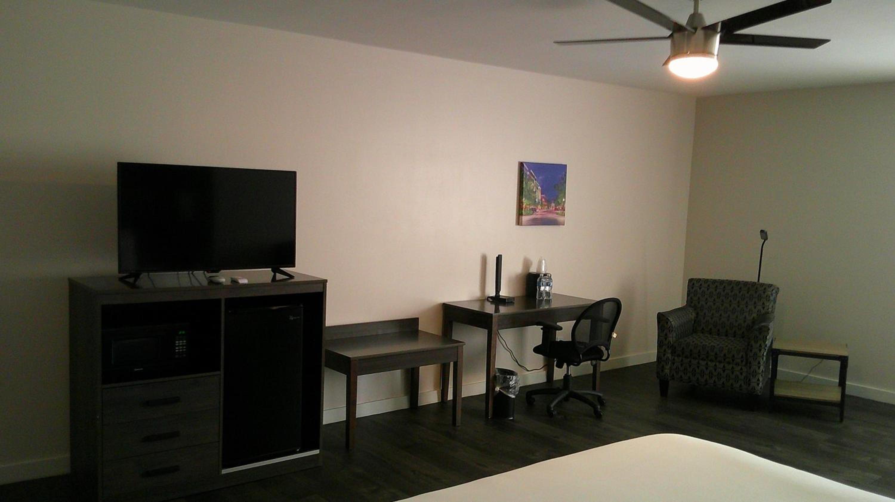 Larger King Room with Living Area - Non-Smoking - Photo 5