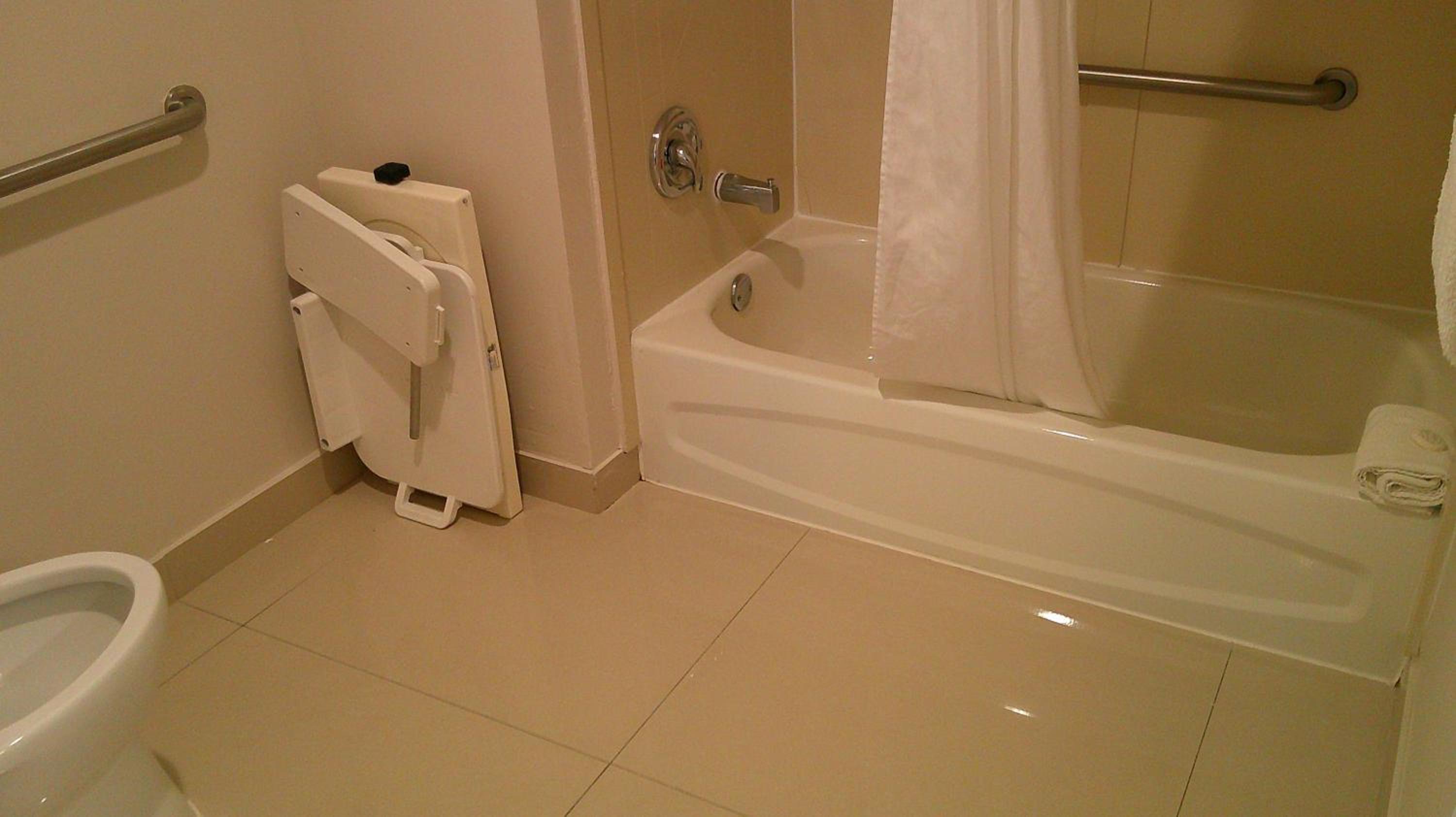 King Room with Bath Tub - Disability Access/Non-Smoking  - Photo 4