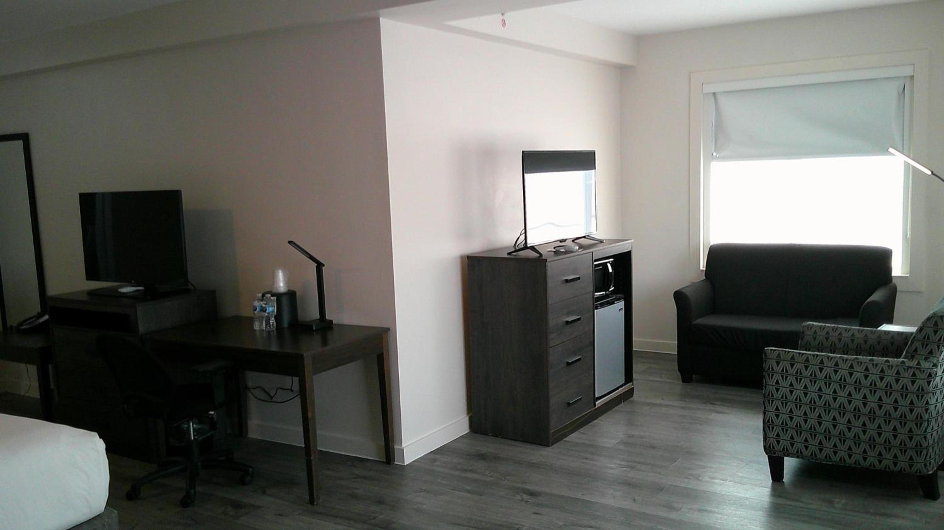 One-Bedroom Corner Suite with Two Queen Beds and Living Room - Non-Smoking - Photo 4
