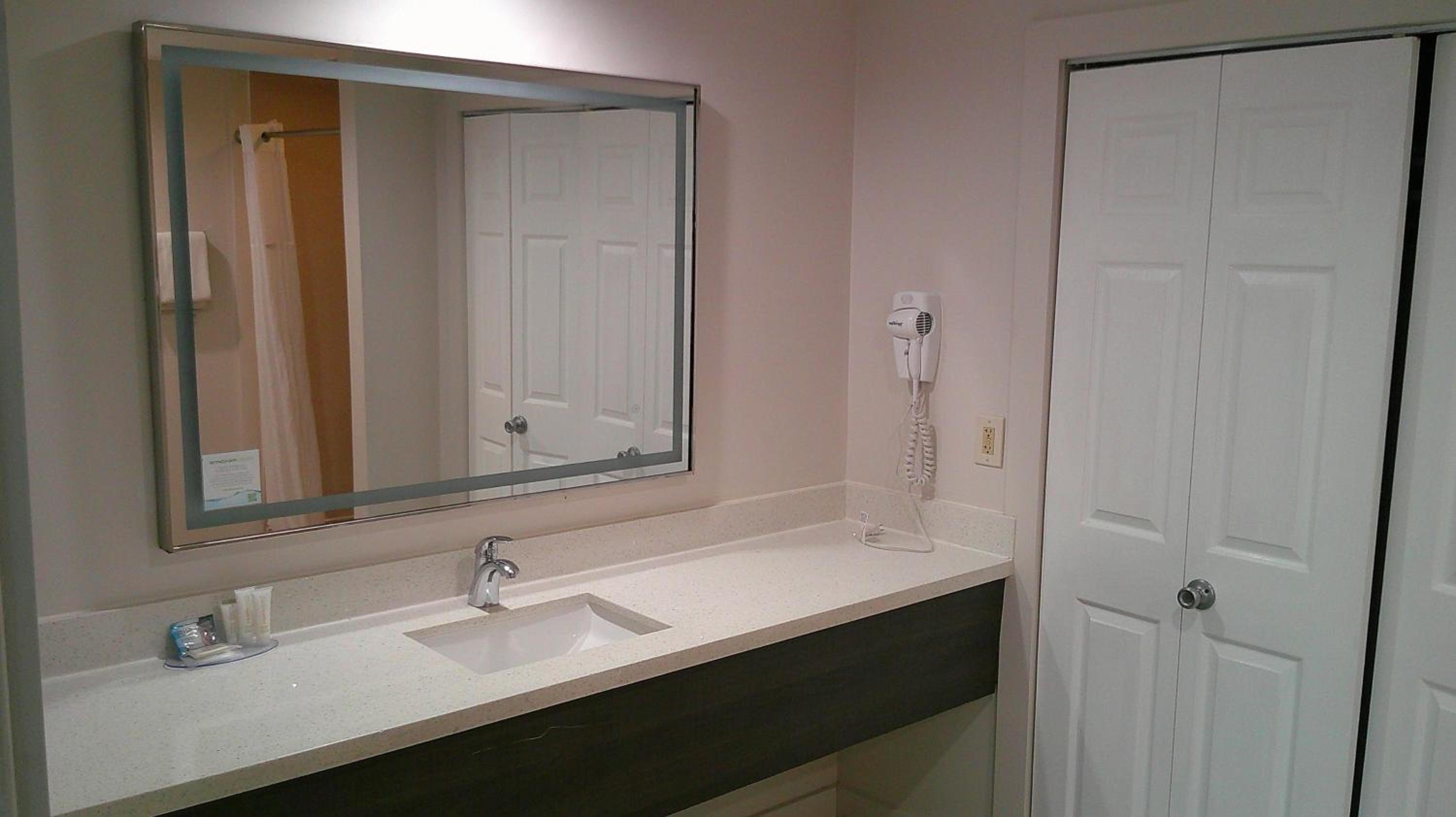One-Bedroom King Suite with Living Room - Non-Smoking - Photo 5