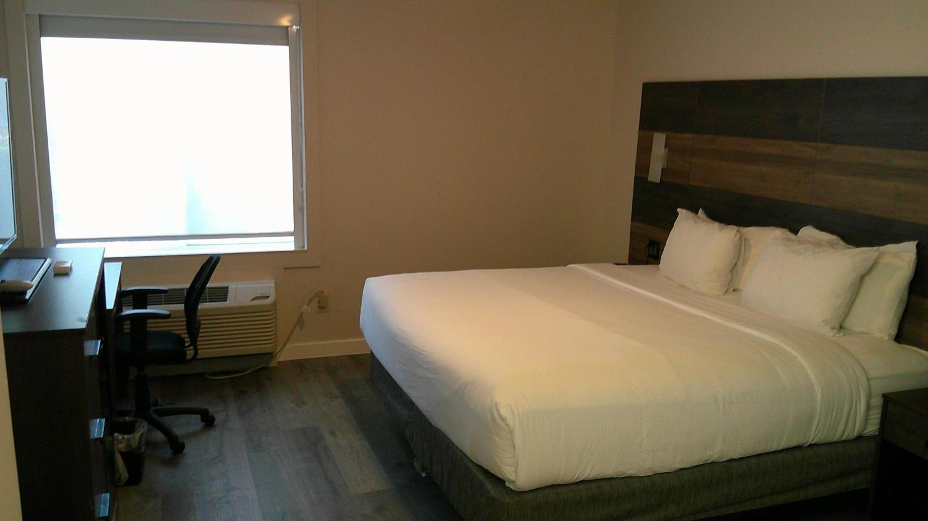 King Room with Bath Tub - Disability Access/Non-Smoking  - Photo 5