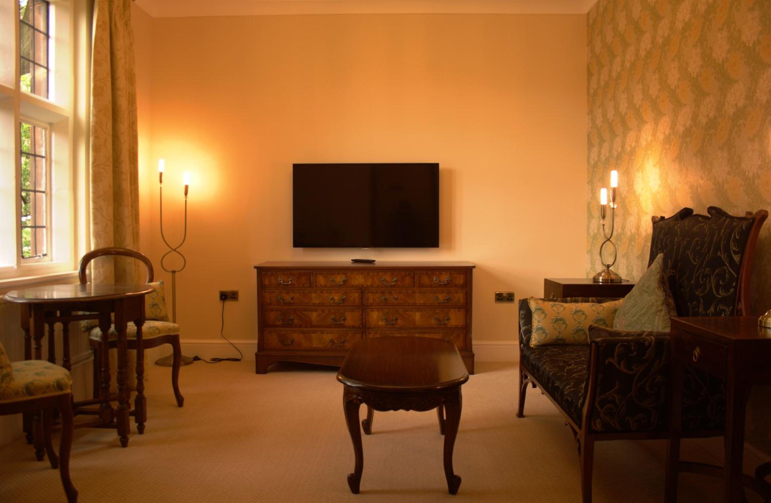 Suite with King Bed - Non-Smoking - Photo 2