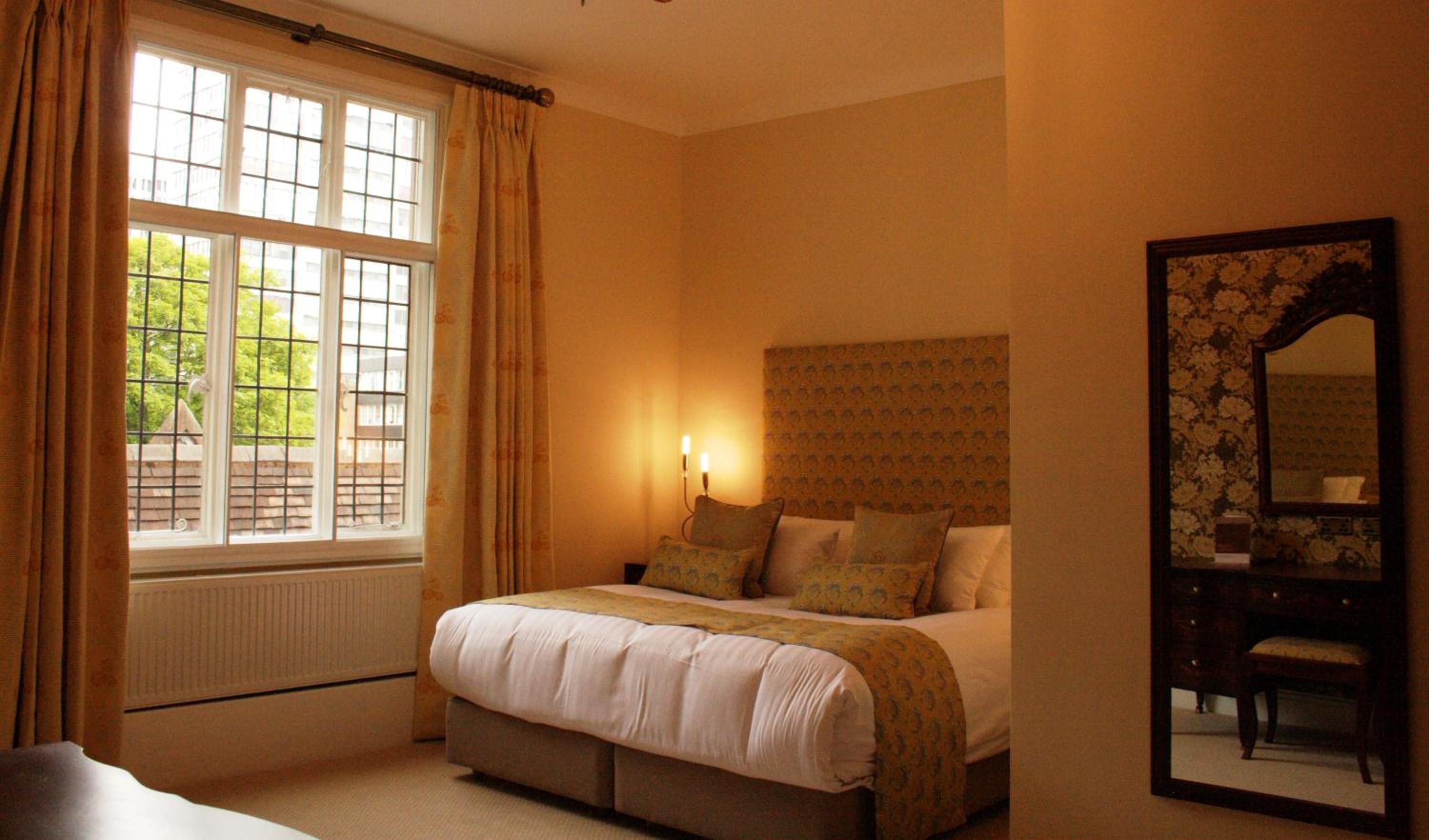 Suite with King Bed - Non-Smoking - Photo 1