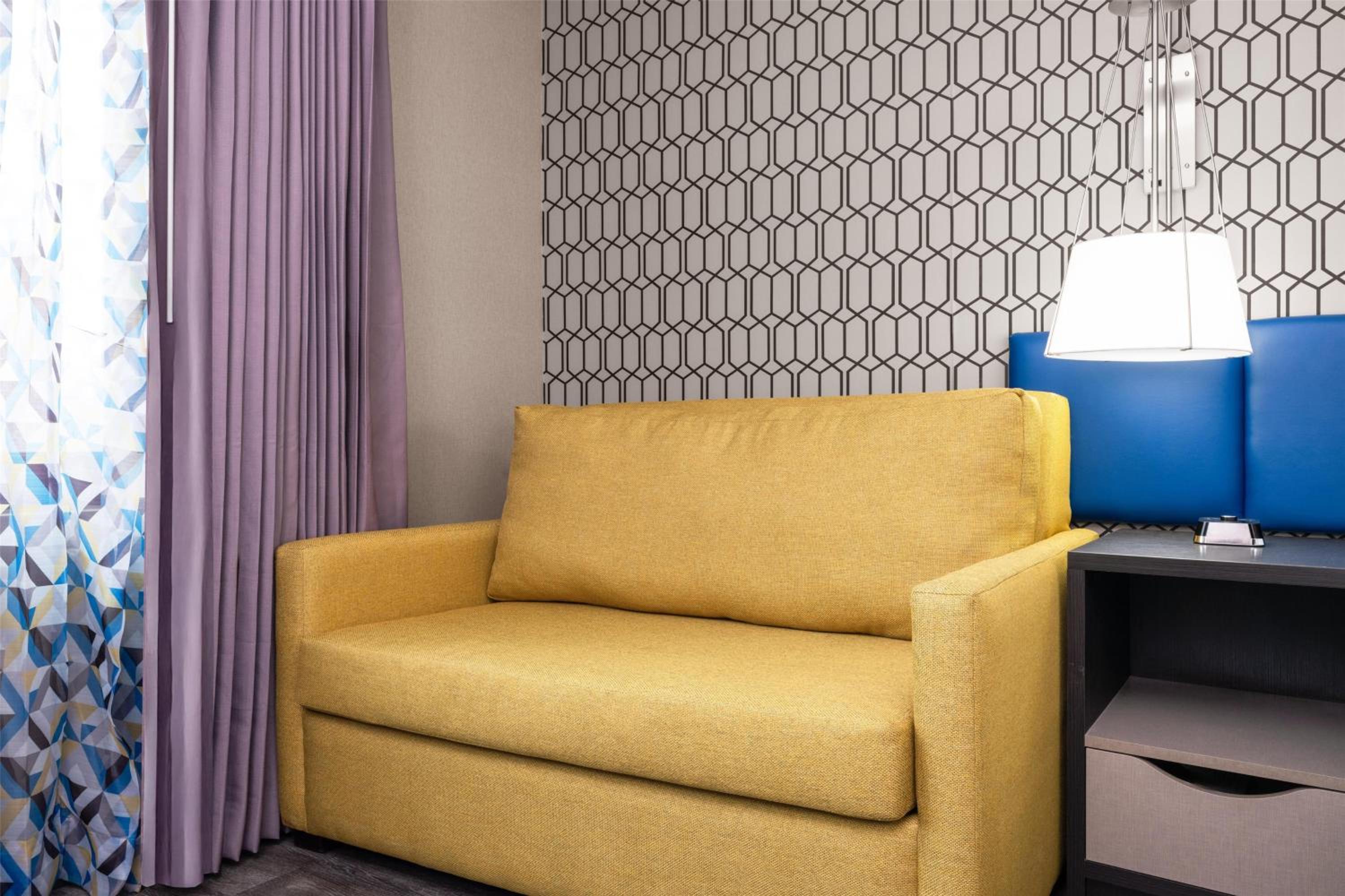 Queen Room with Sofa Bed - Non-Smoking photo 2