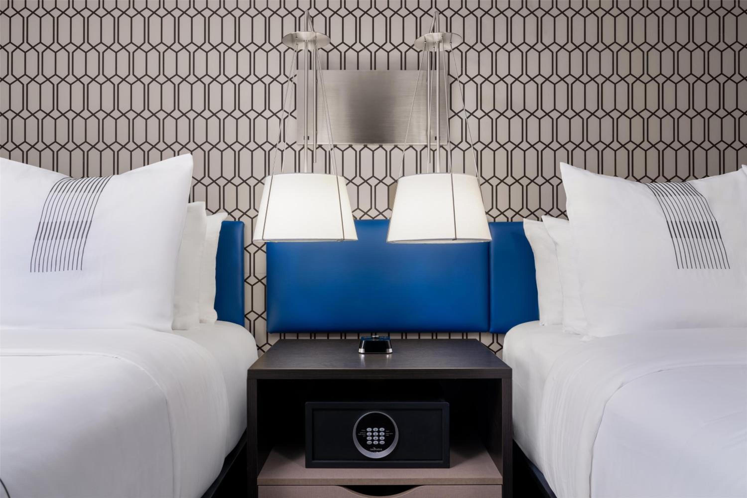 Queen Room with Two Queen Beds - Non-Smoking photo 2