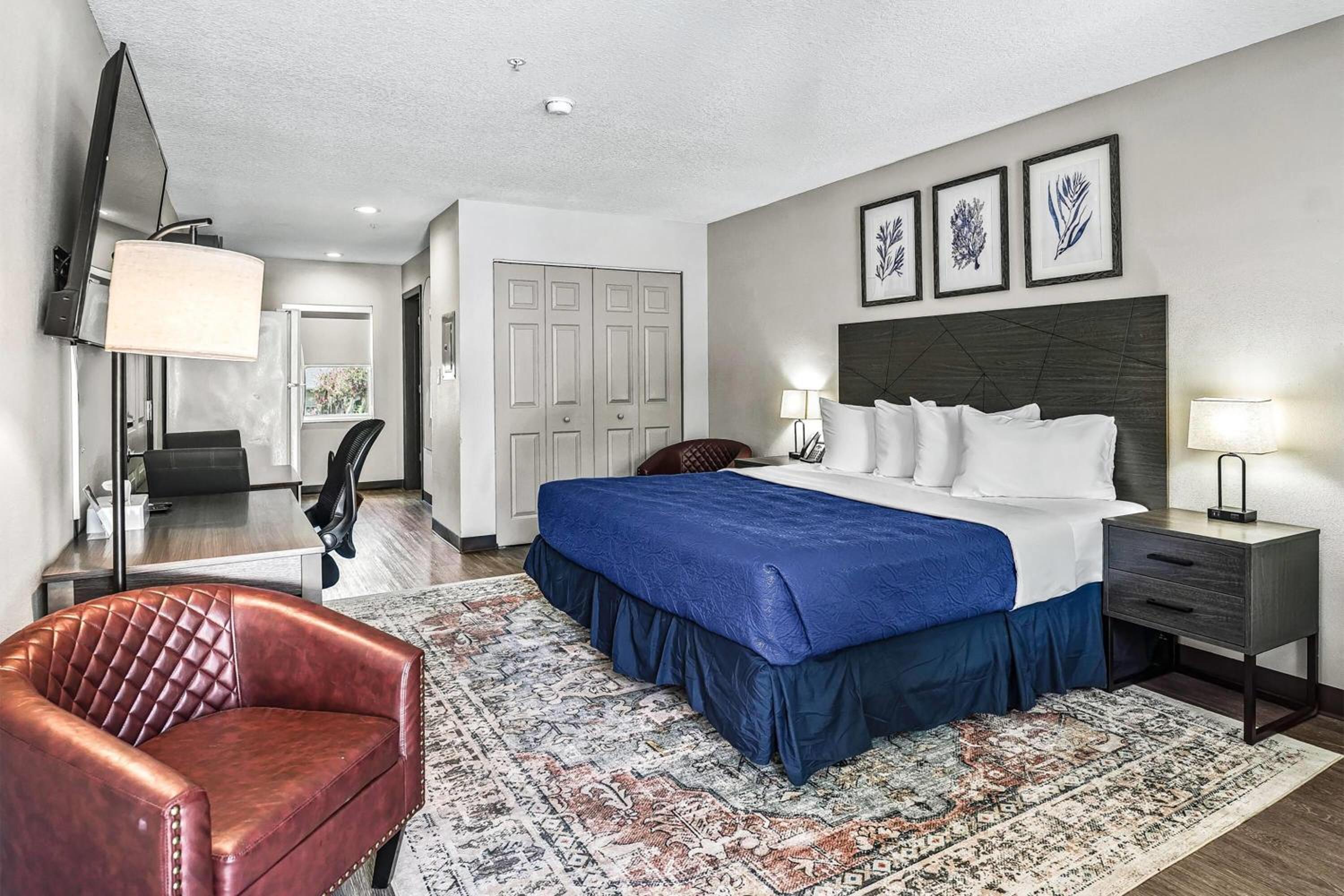 King Suite - Non-Smoking - Photo 1