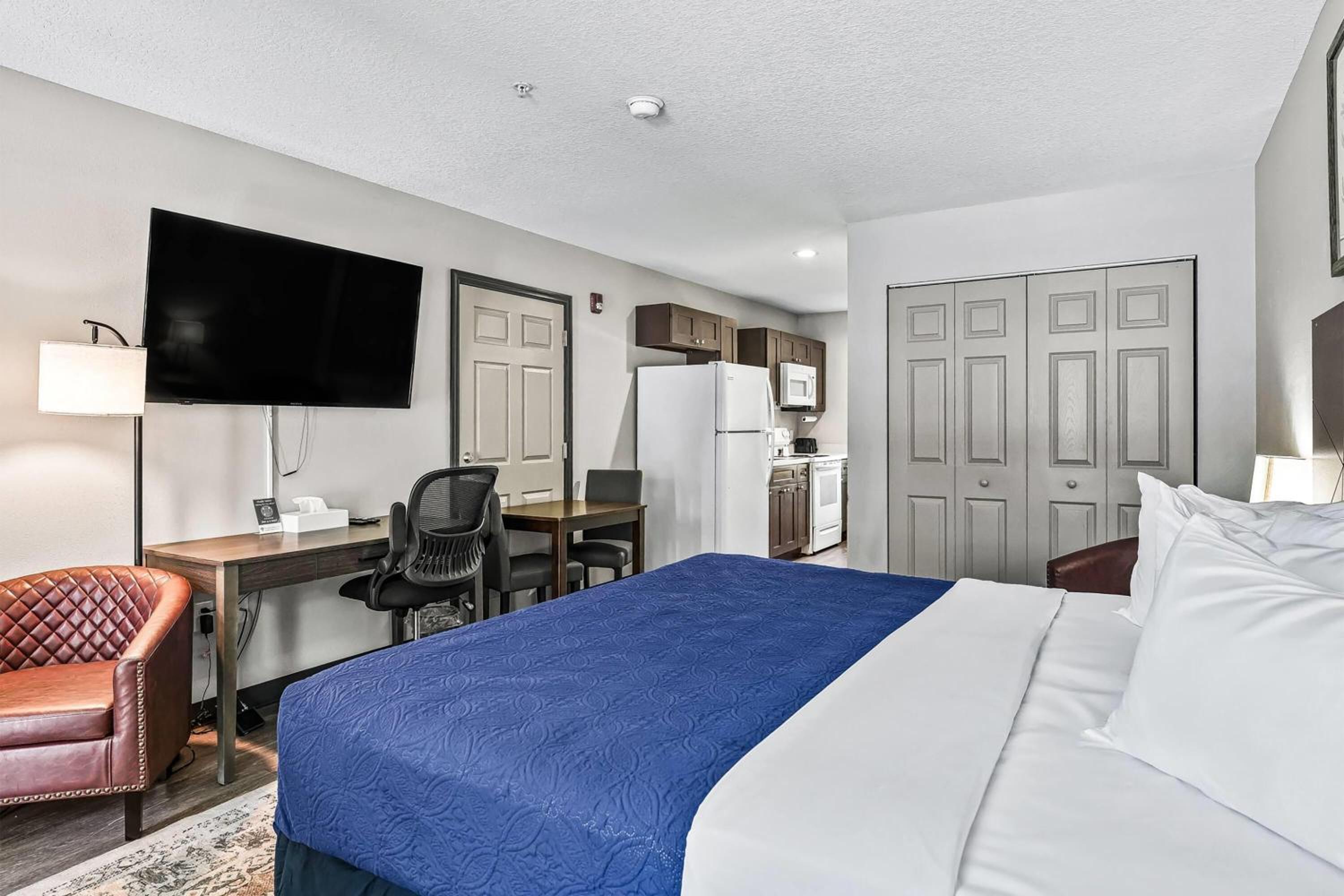 King Suite - Non-Smoking - Photo 3