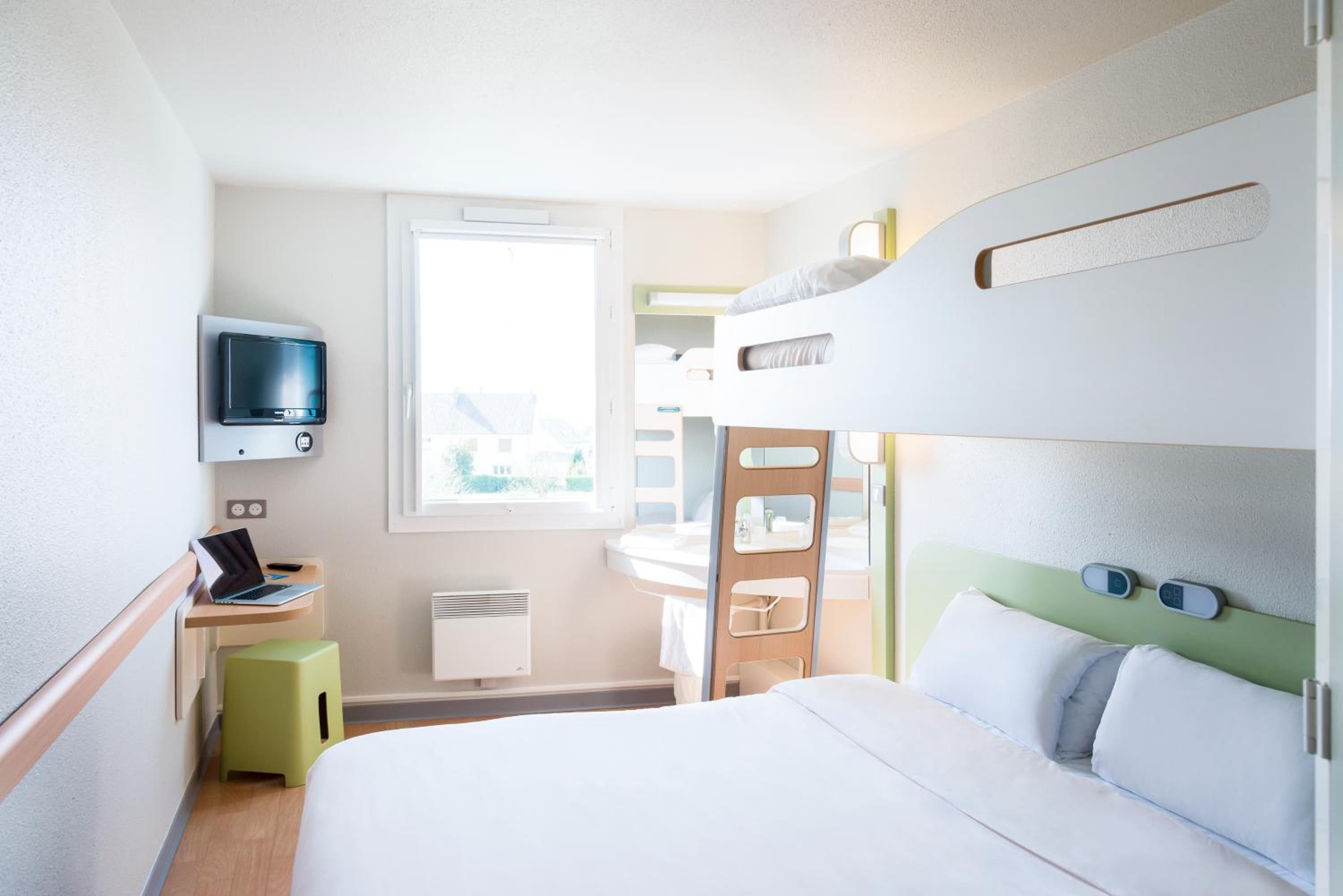 Triple Room with One Double Bed and One Bunk Bed - Photo 1