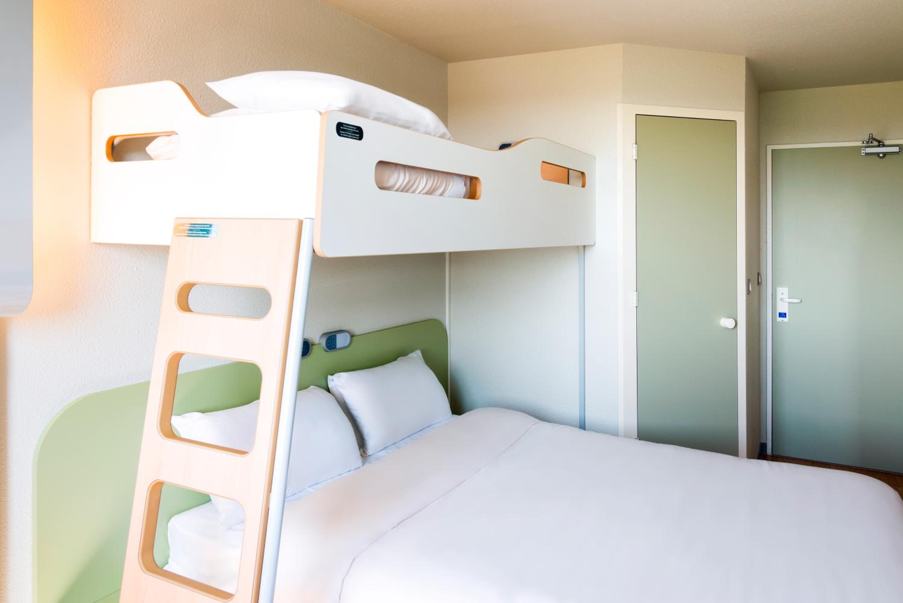 Triple Room with One Double Bed and One Bunk Bed - Photo 3