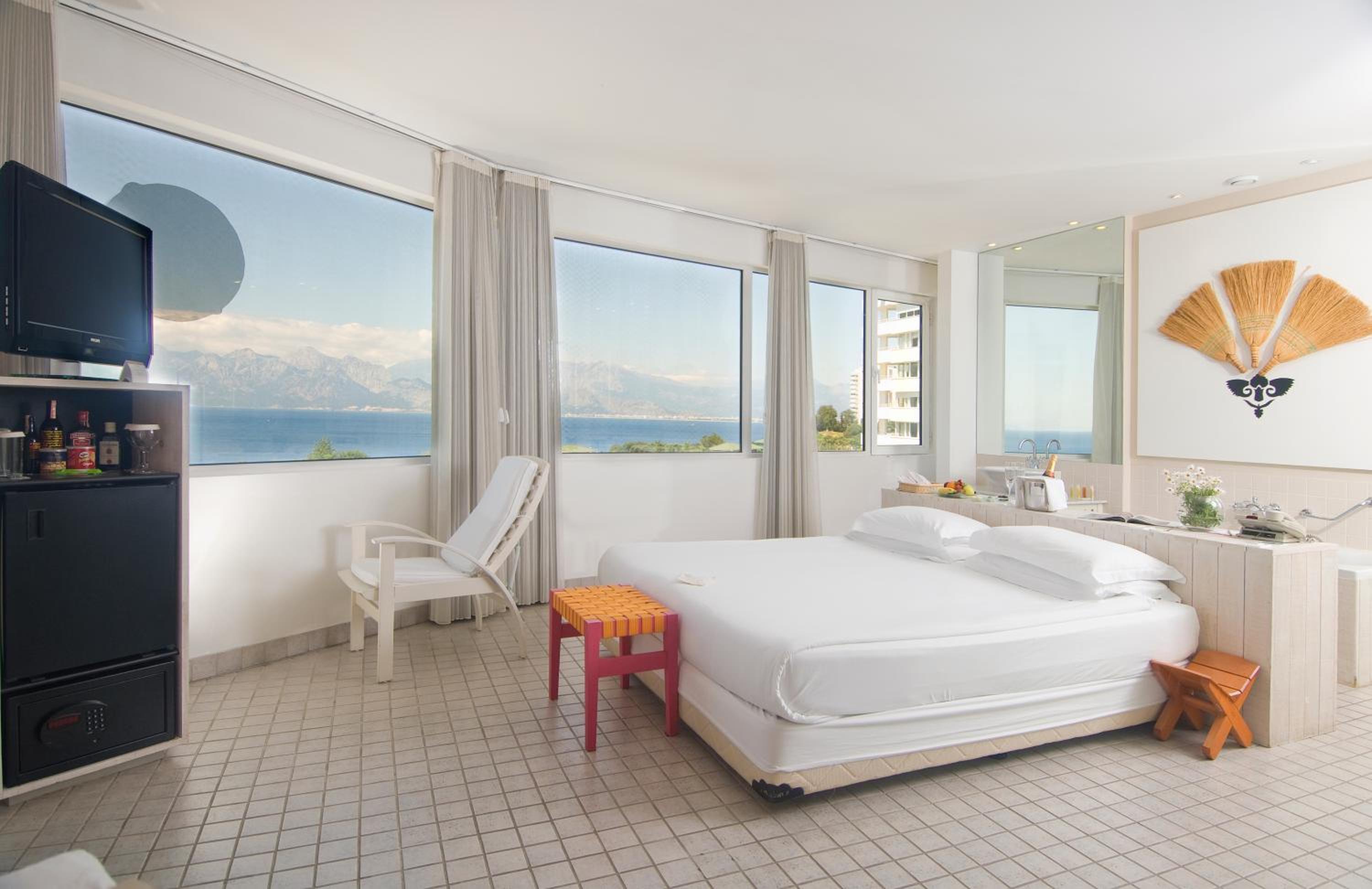 Deluxe Triple Room In Revolving Building