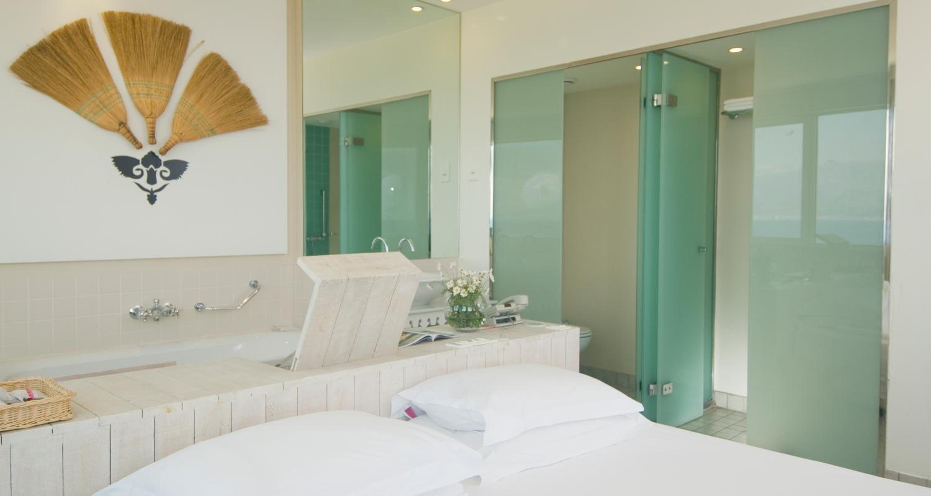 Deluxe Triple Room In Revolving Building