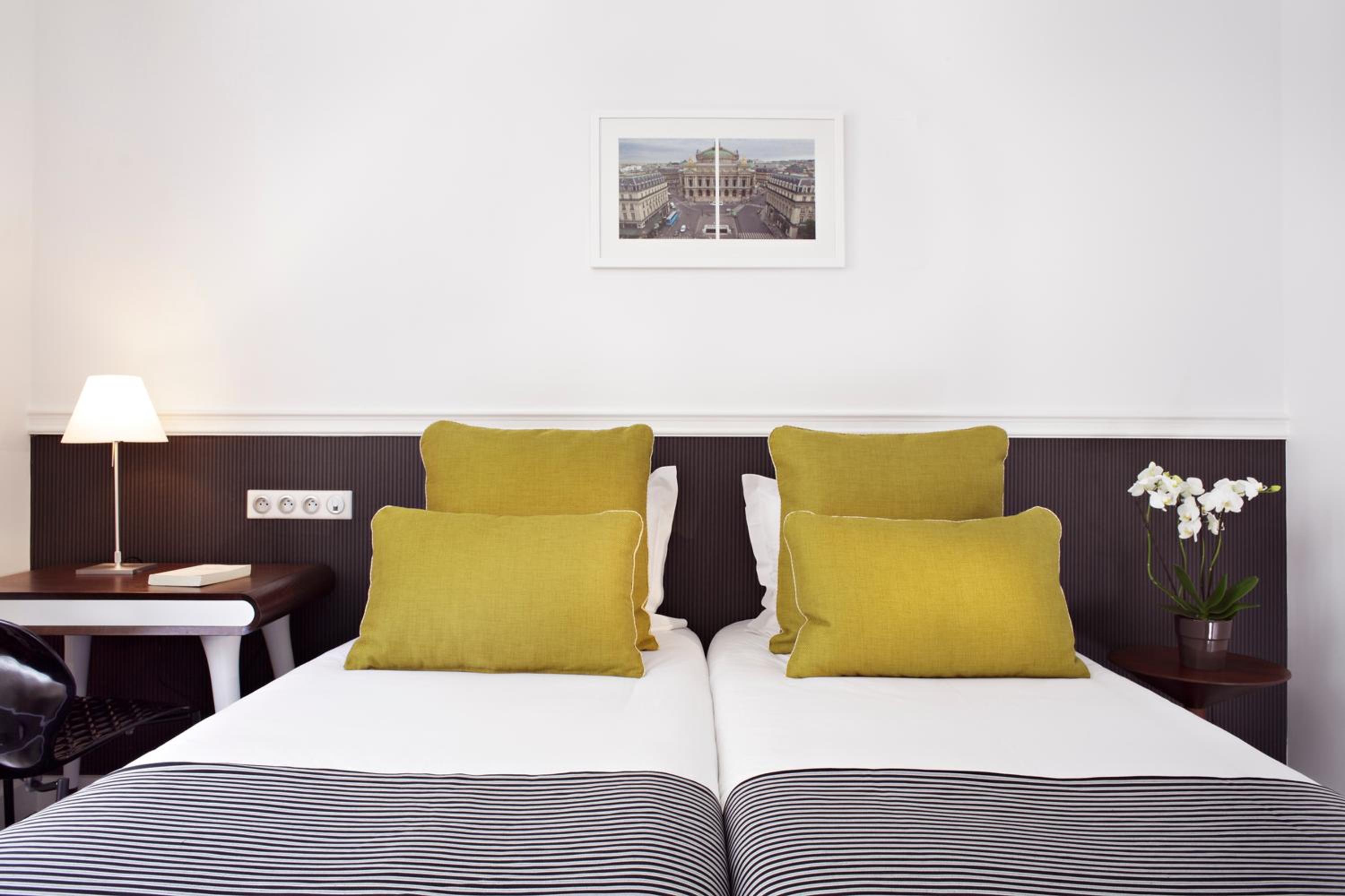 Twin Room thumbnail 5