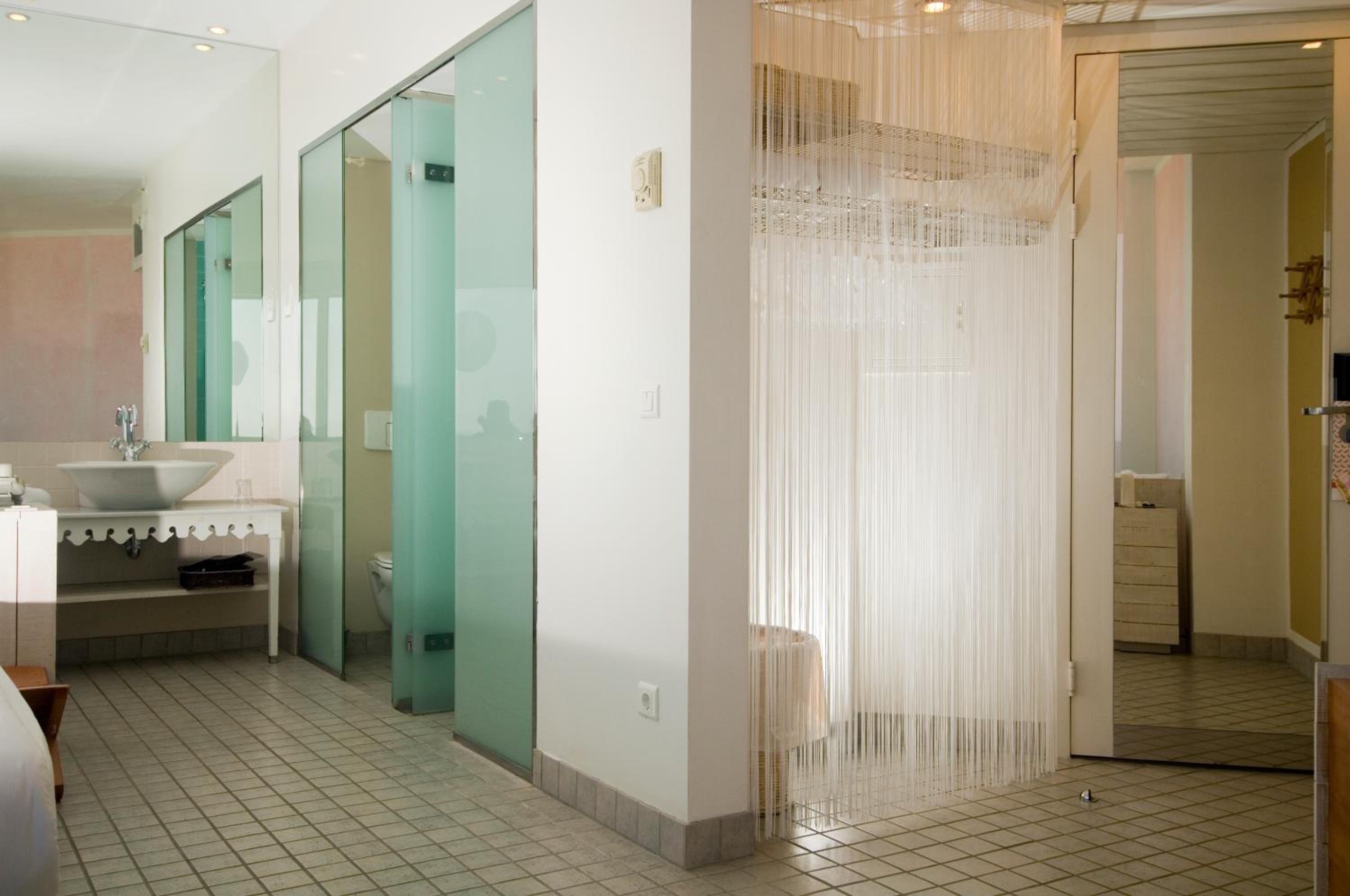 Deluxe Double Room in Revolving Building thumbnail 6