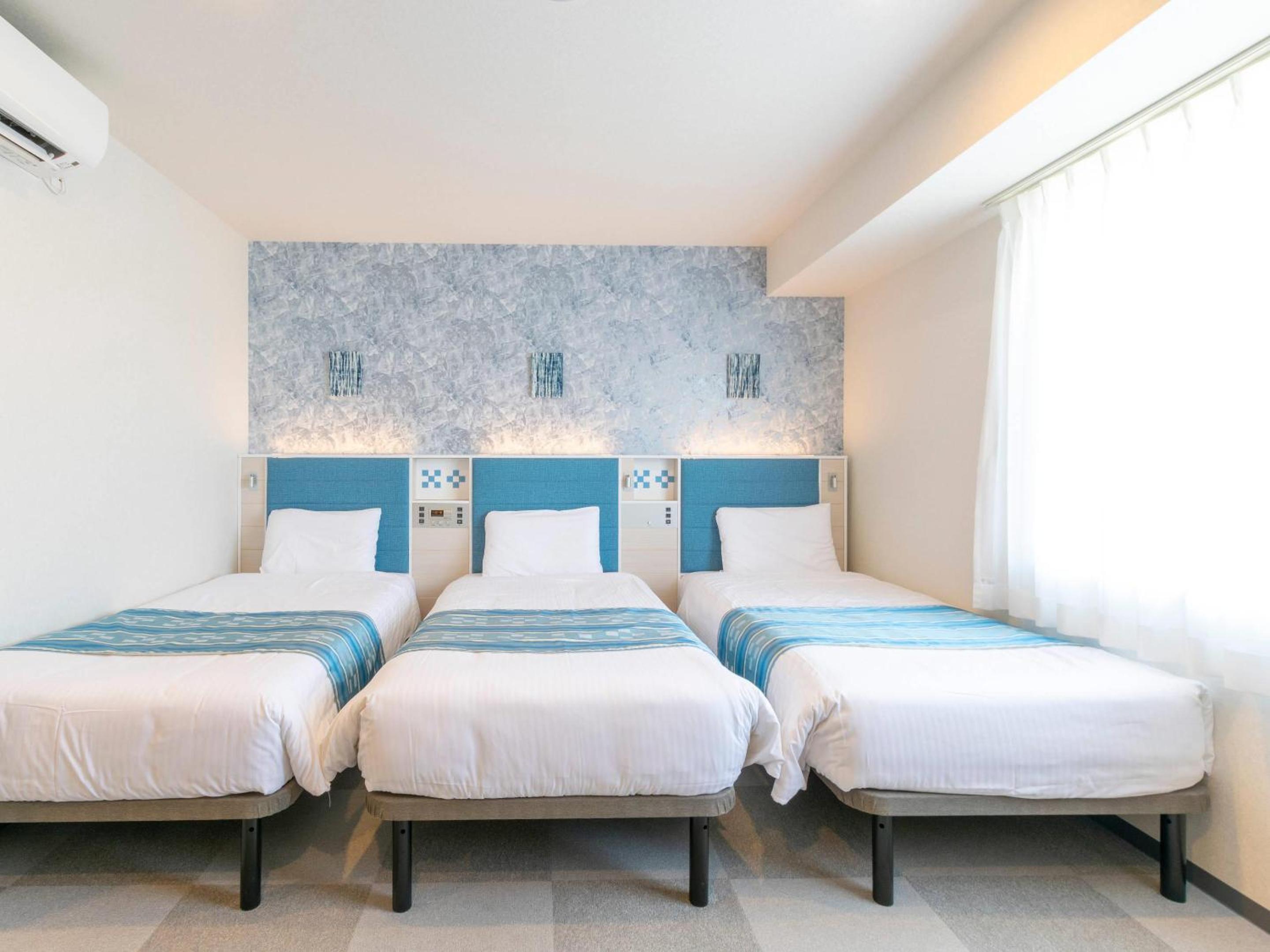 Room with Three Single Beds - Non-Smoking photo 3