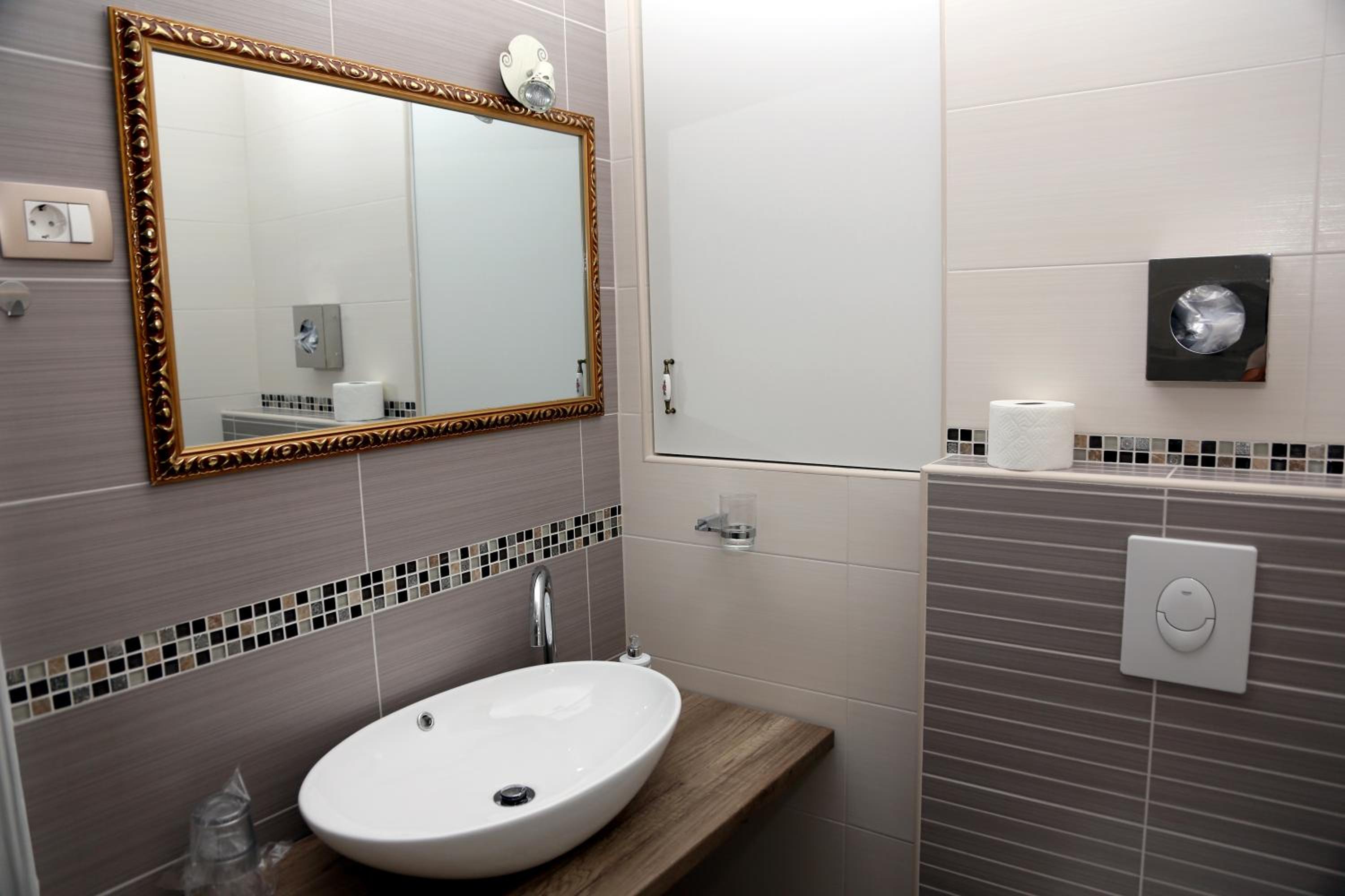 Double or Twin Room with Bathroom - Photo 7