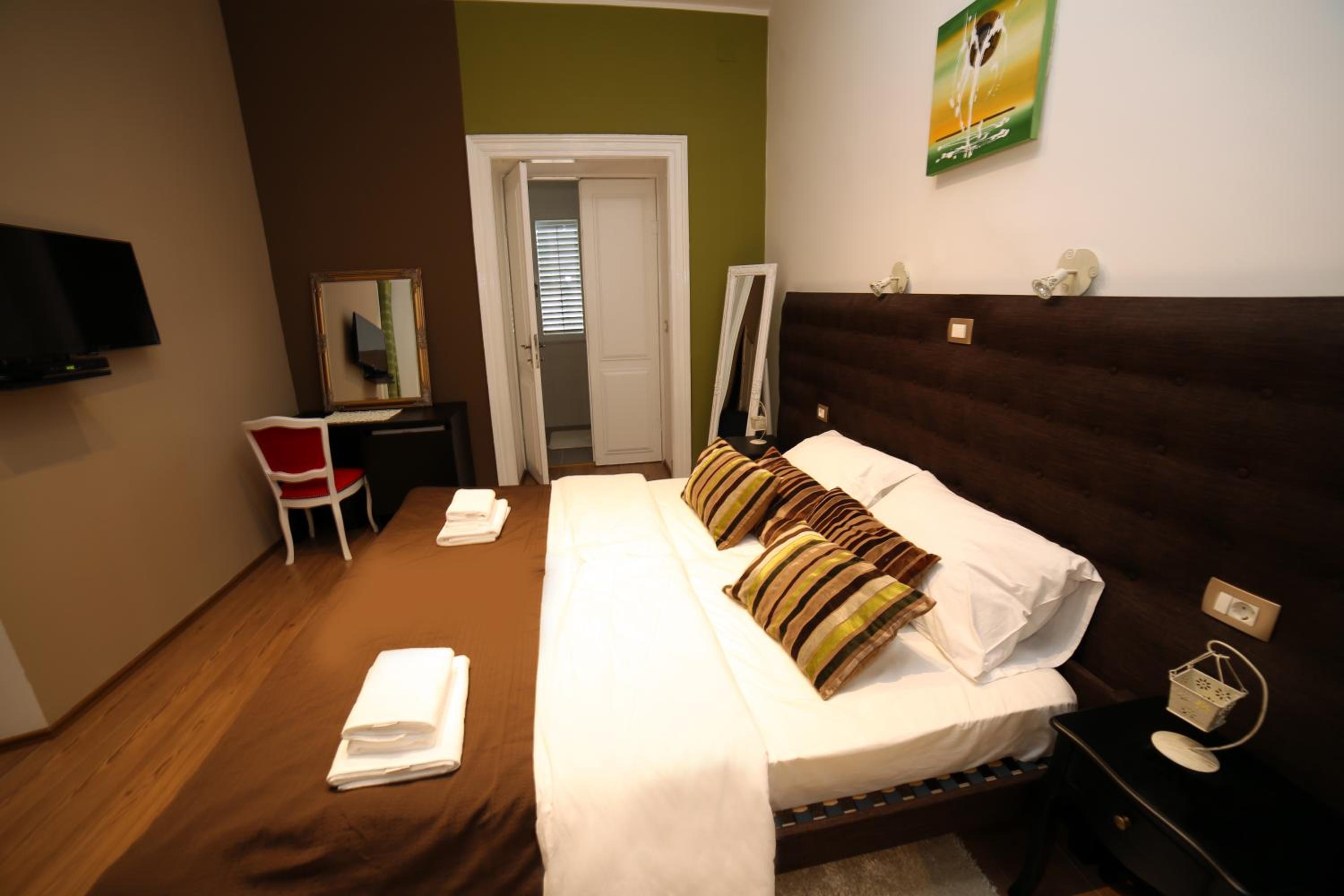 Double or Twin Room with Bathroom - Photo 6