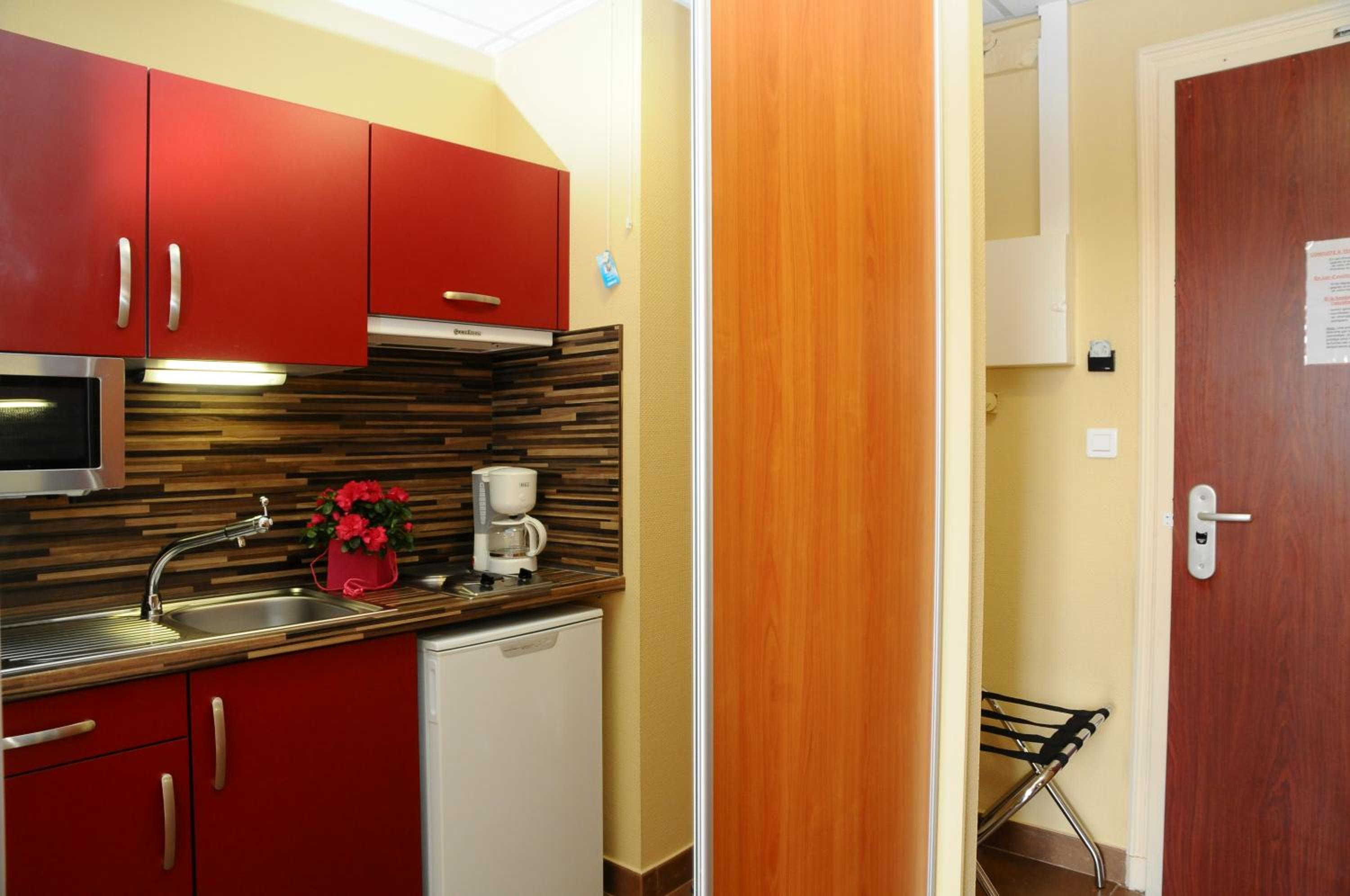 Superior Studio with Twin Beds - Photo 11
