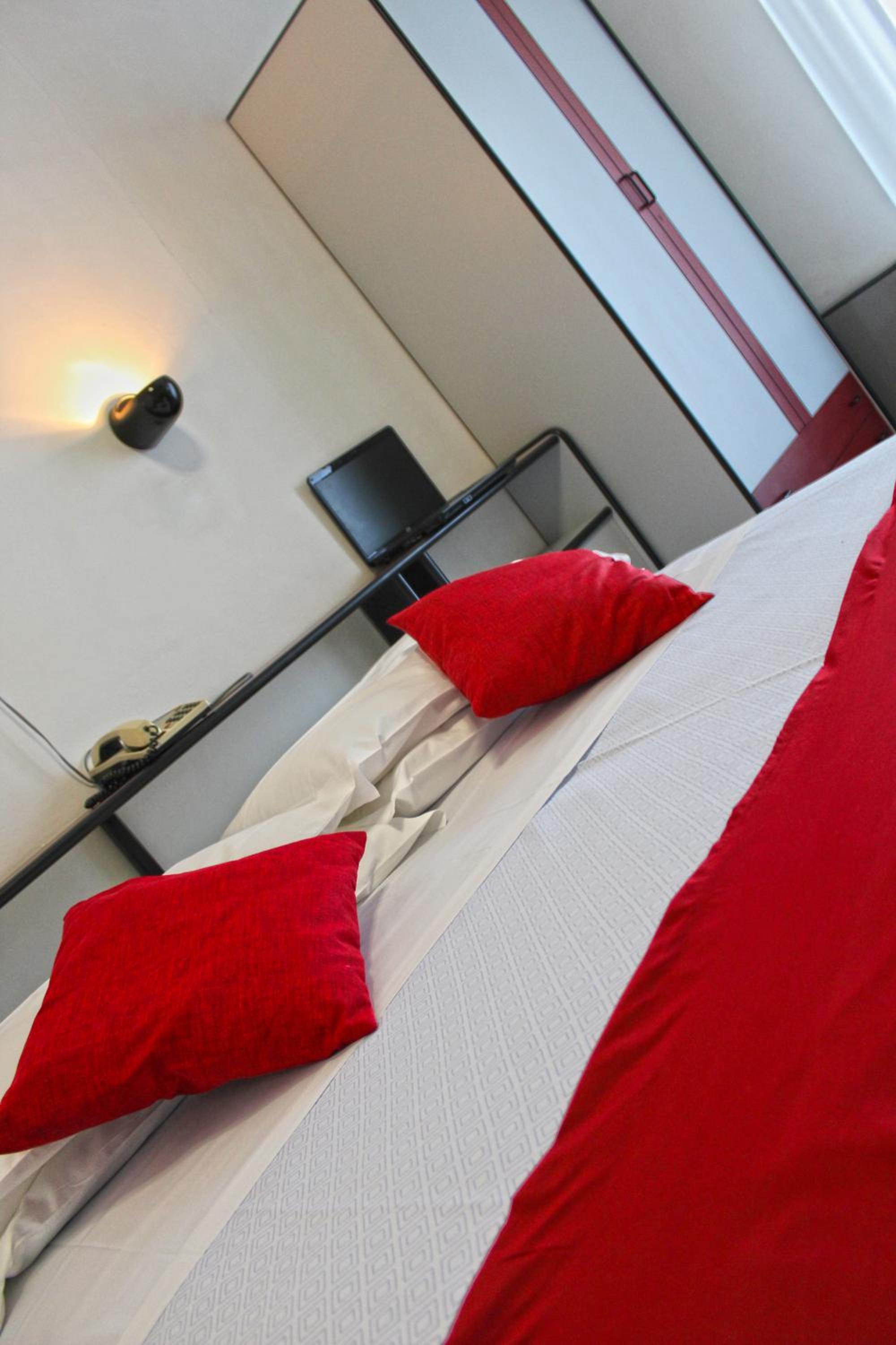Double or Twin Room - Photo 8