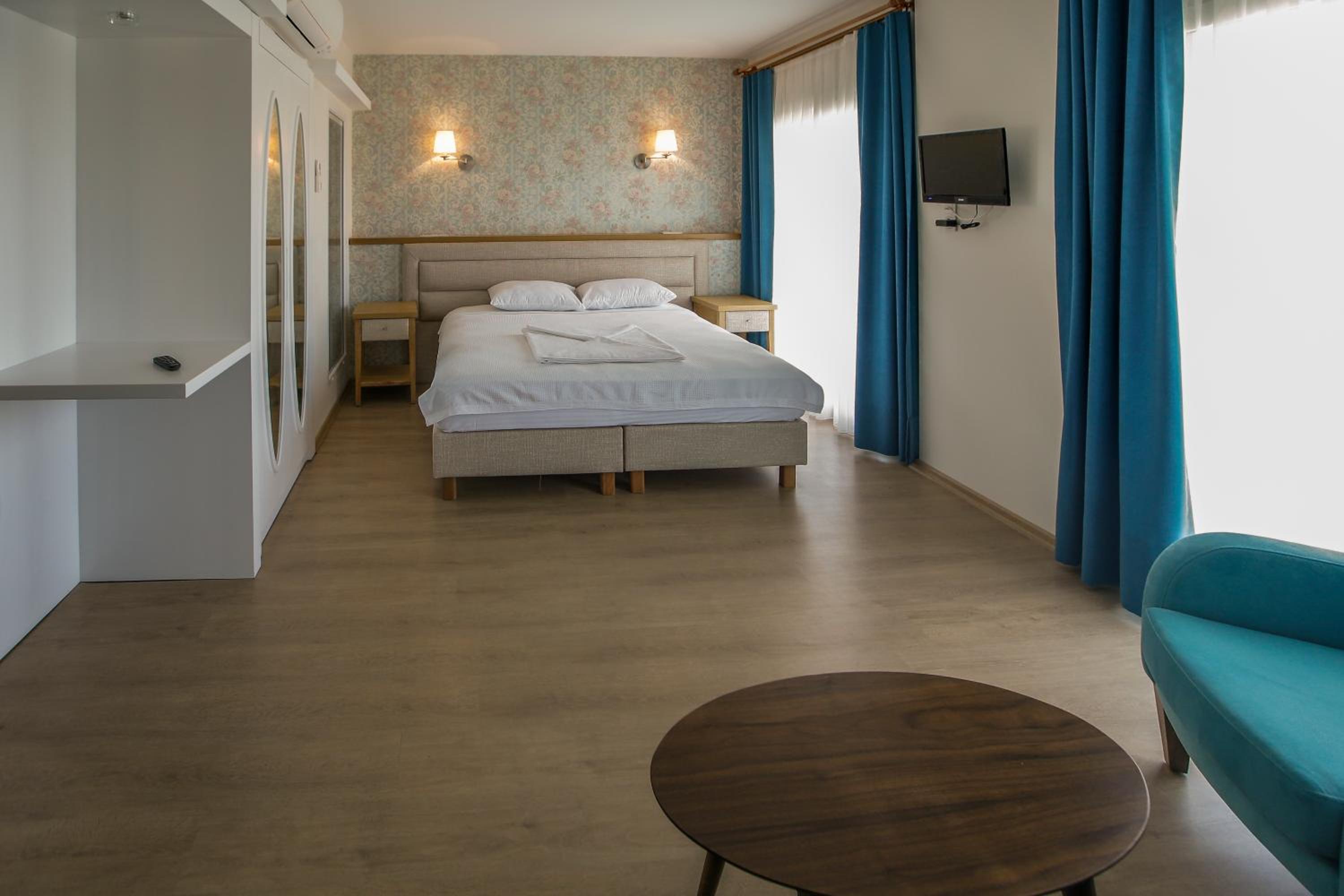 Deluxe Double Room with Balcony and Sea View - Photo 16