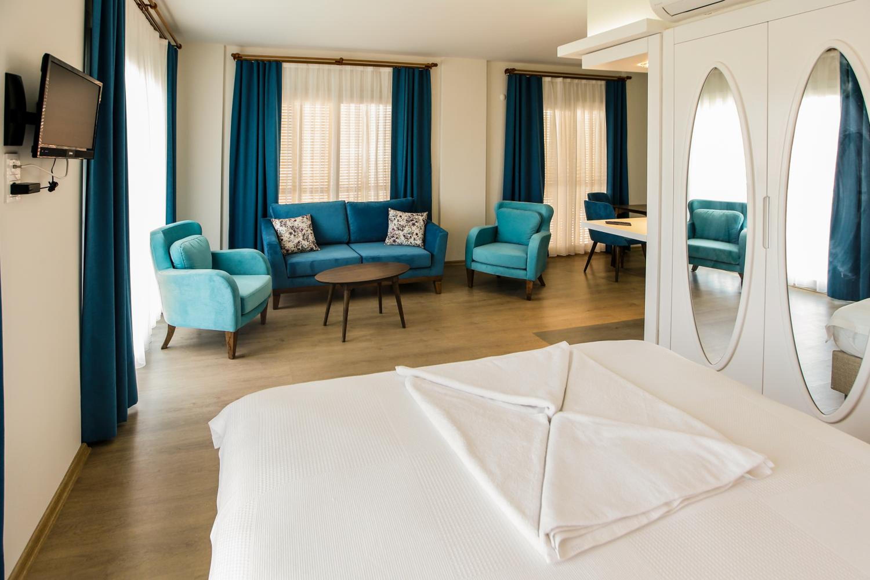 Deluxe Double Room with Balcony and Sea View - Photo 25