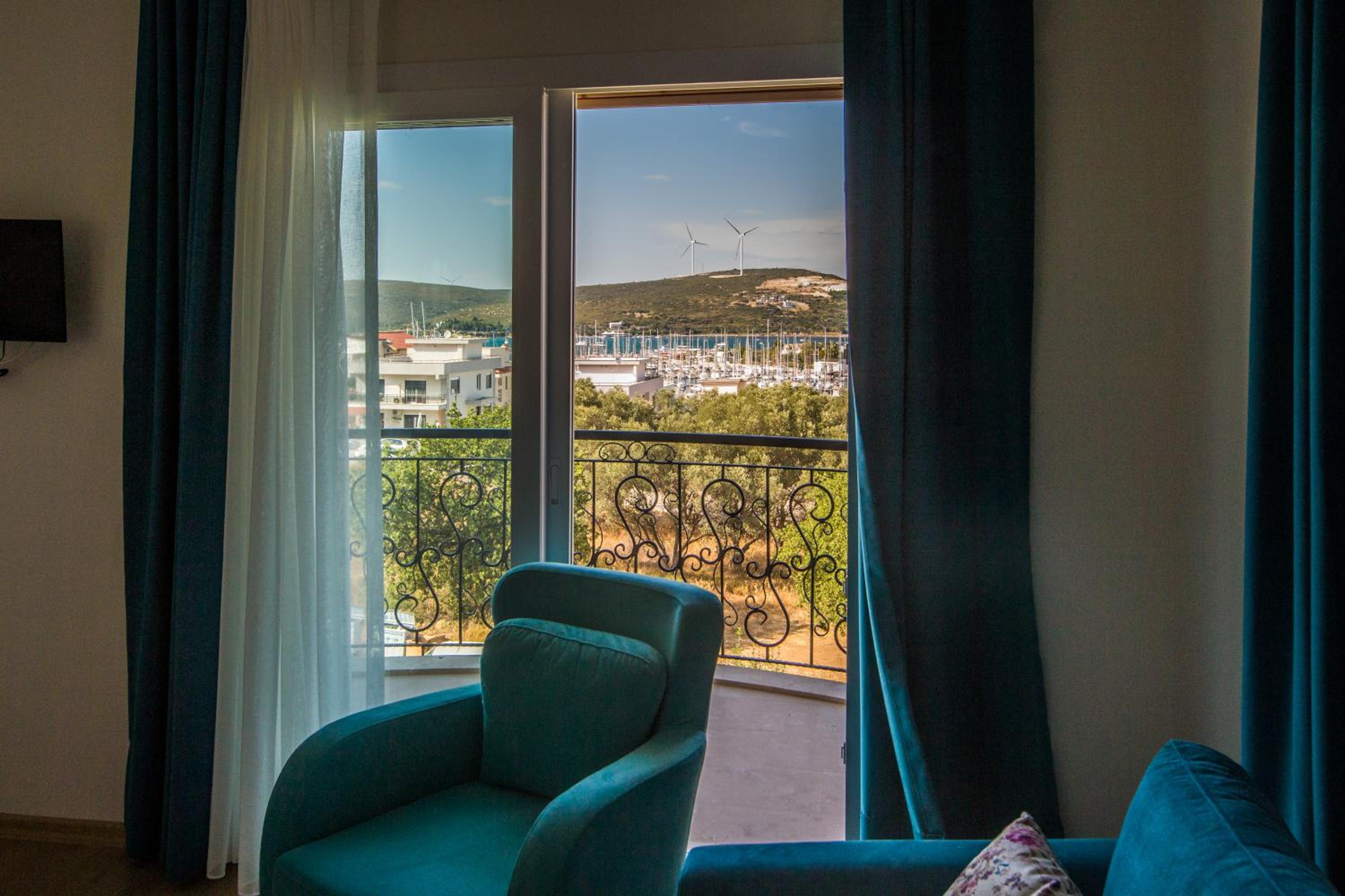 Deluxe Double Room with Balcony and Sea View - Photo 27