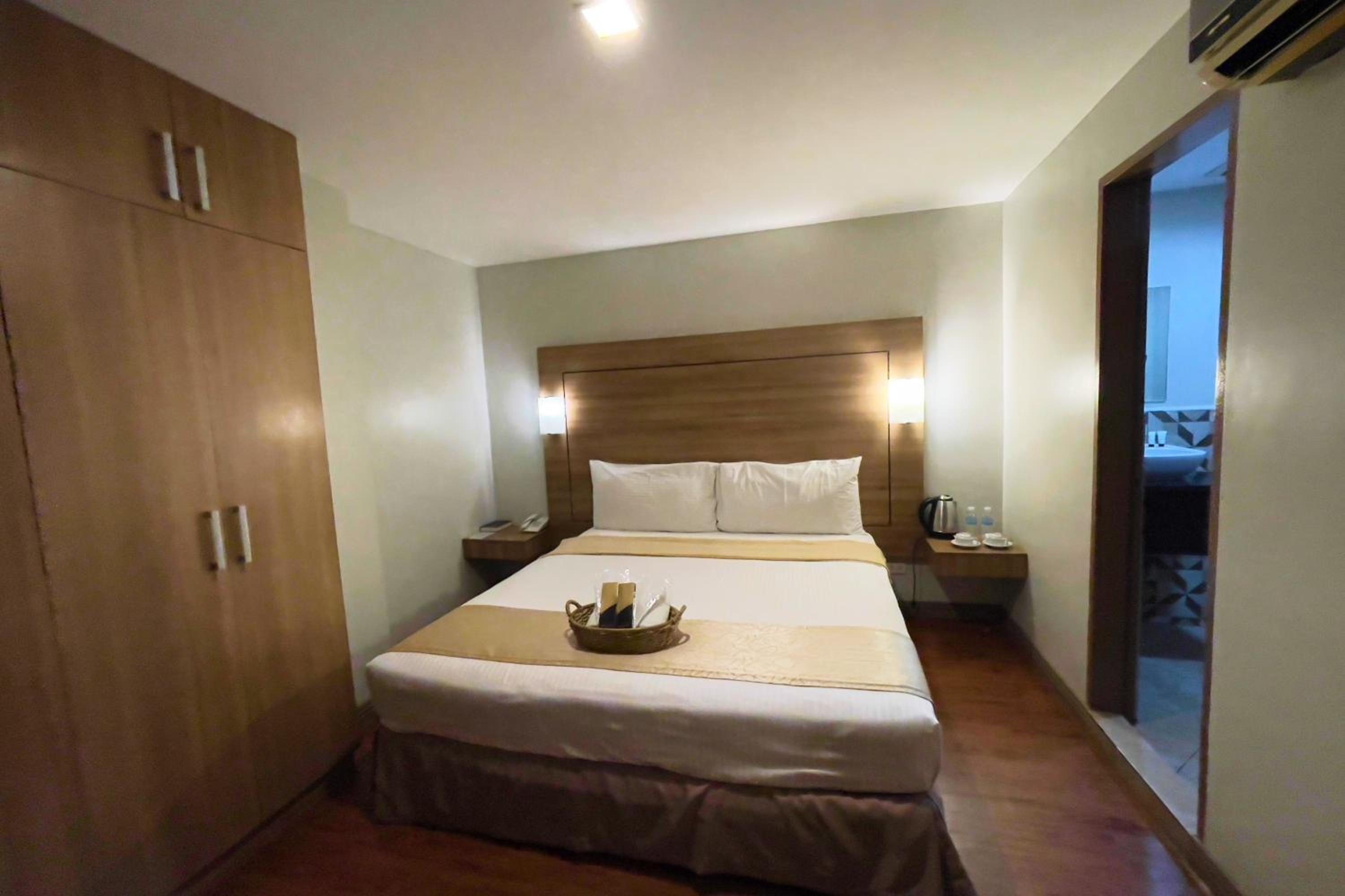 Standard Queen Room - Photo 6
