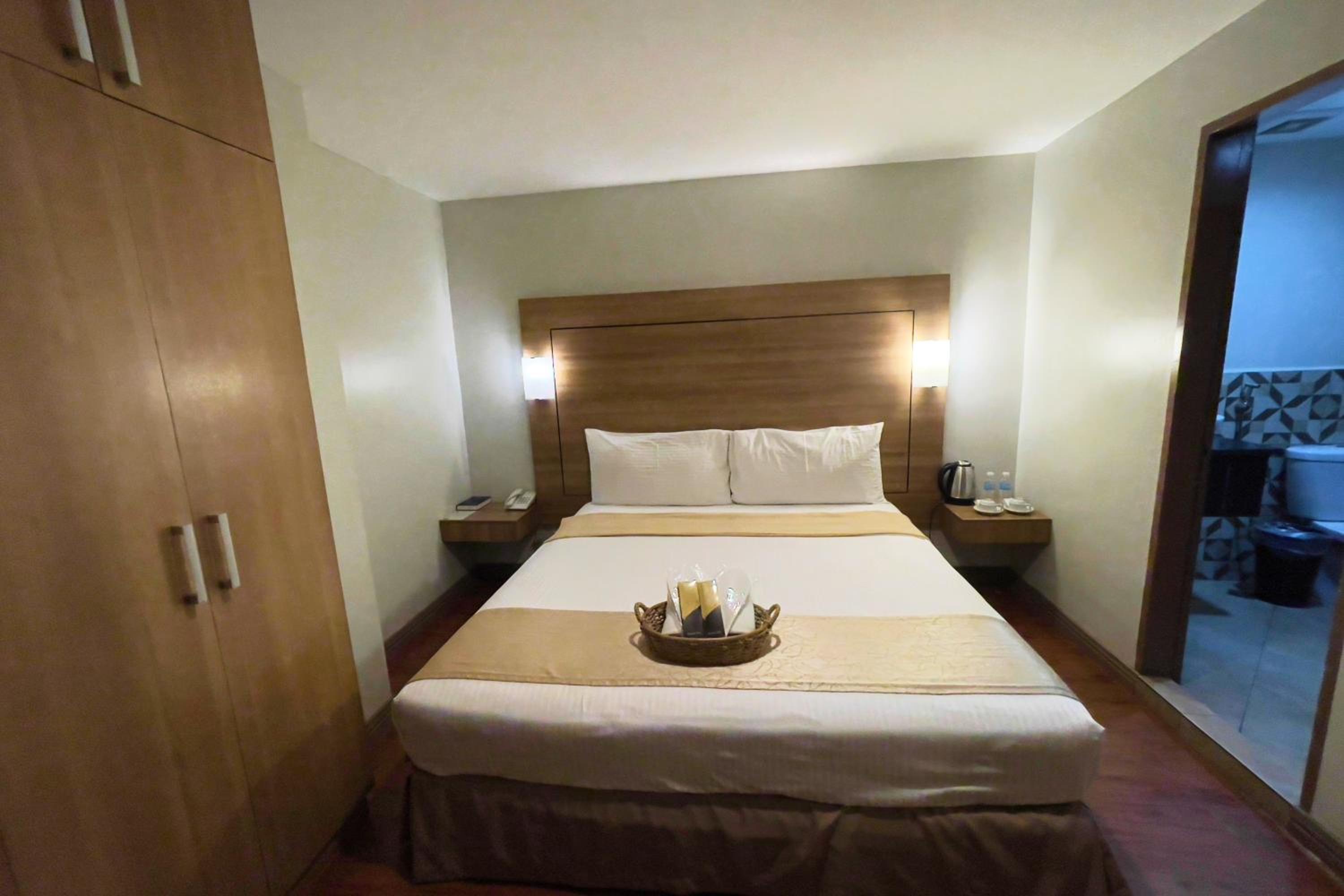 Standard Queen Room - Photo 7