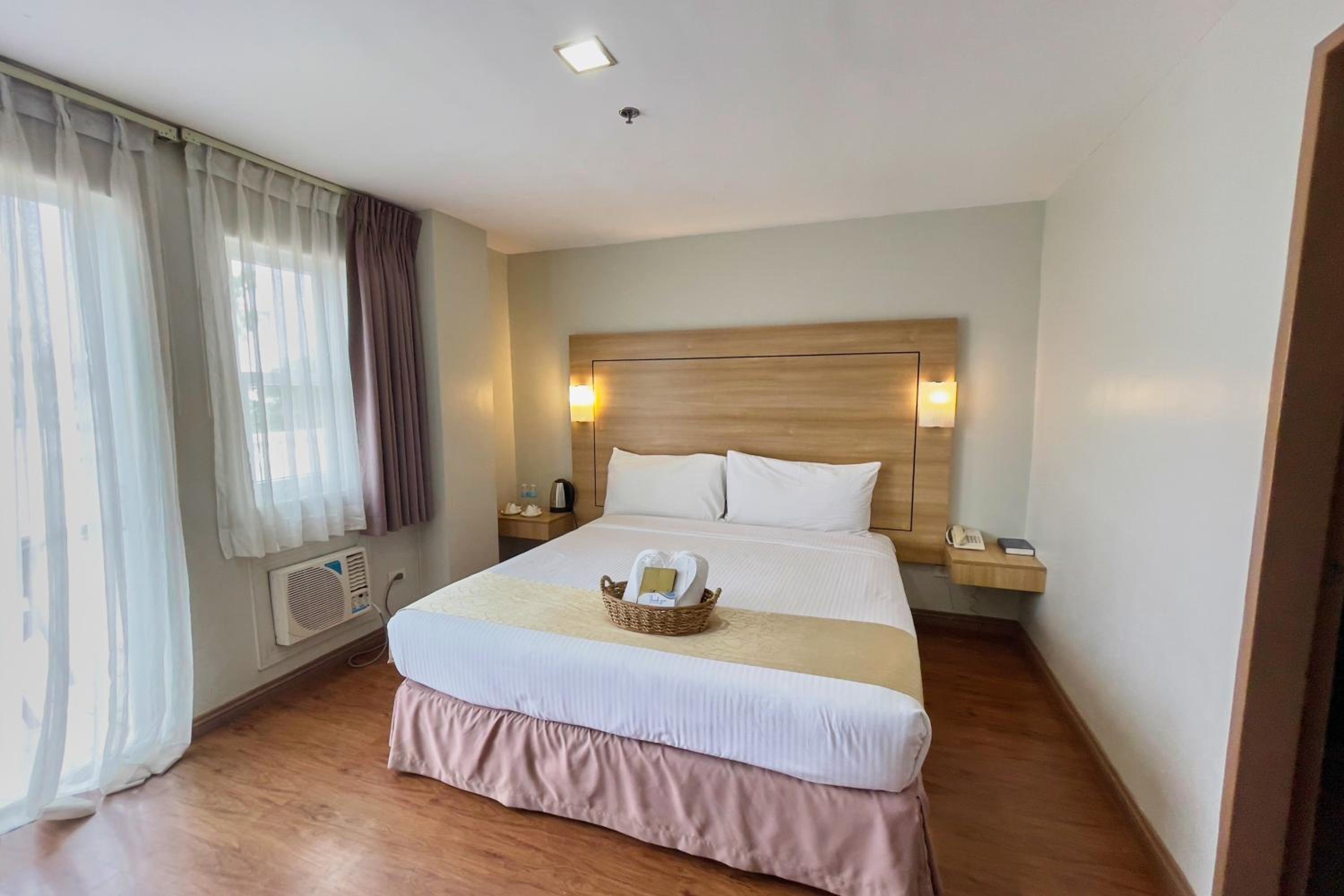 Deluxe King Room - Photo 2