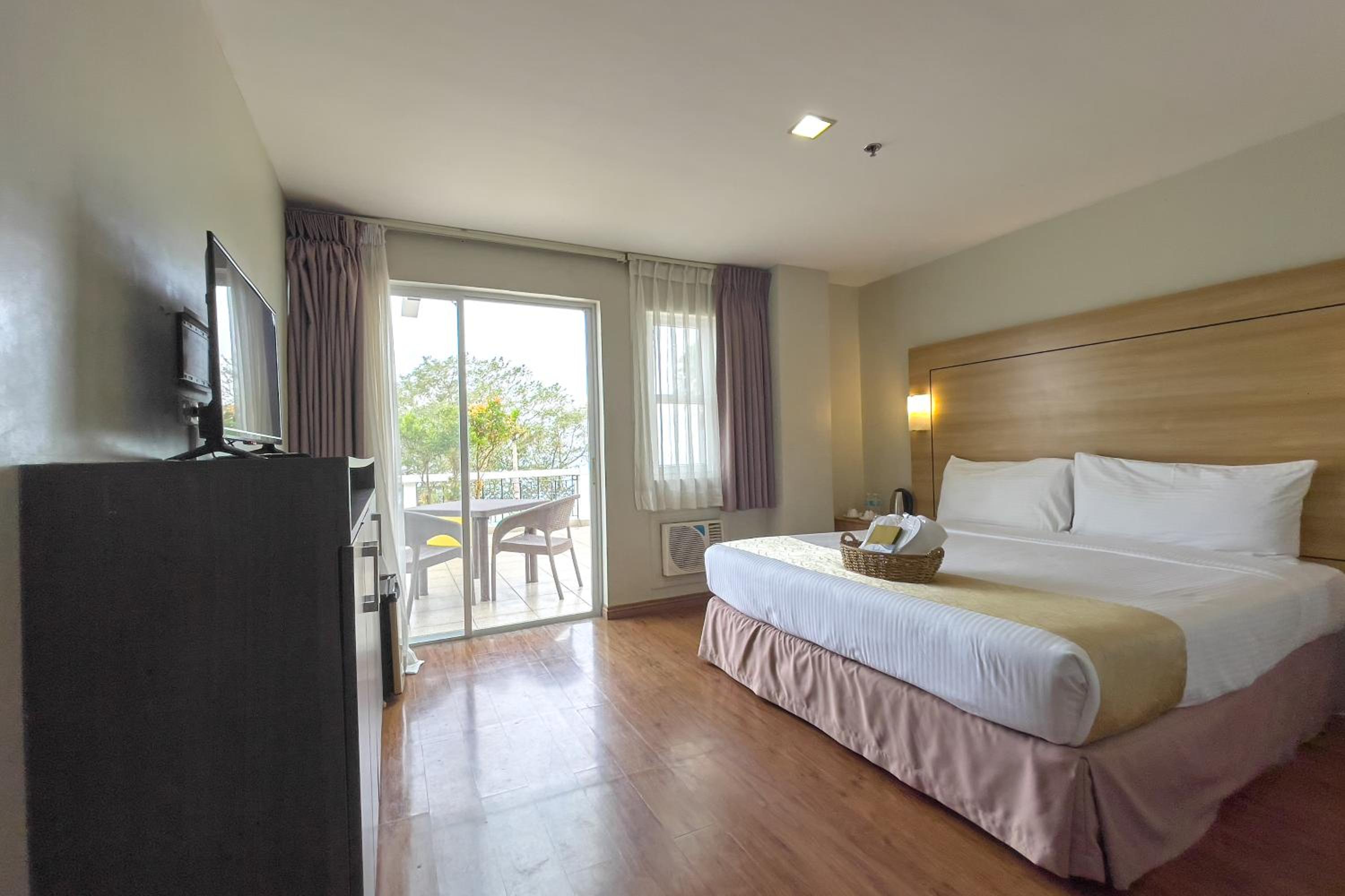 Deluxe King Room - Photo 11
