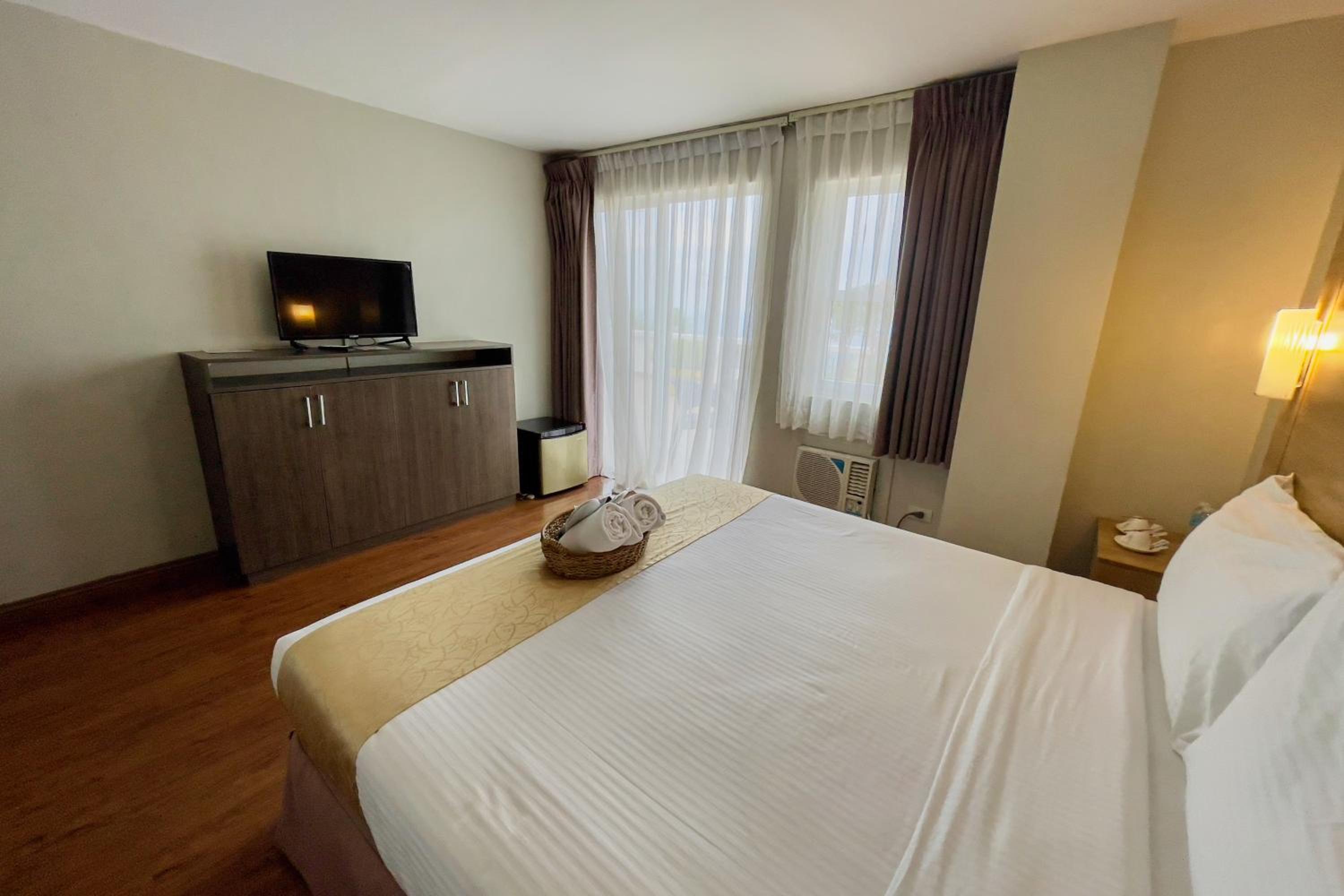 Deluxe King Room - Photo 10