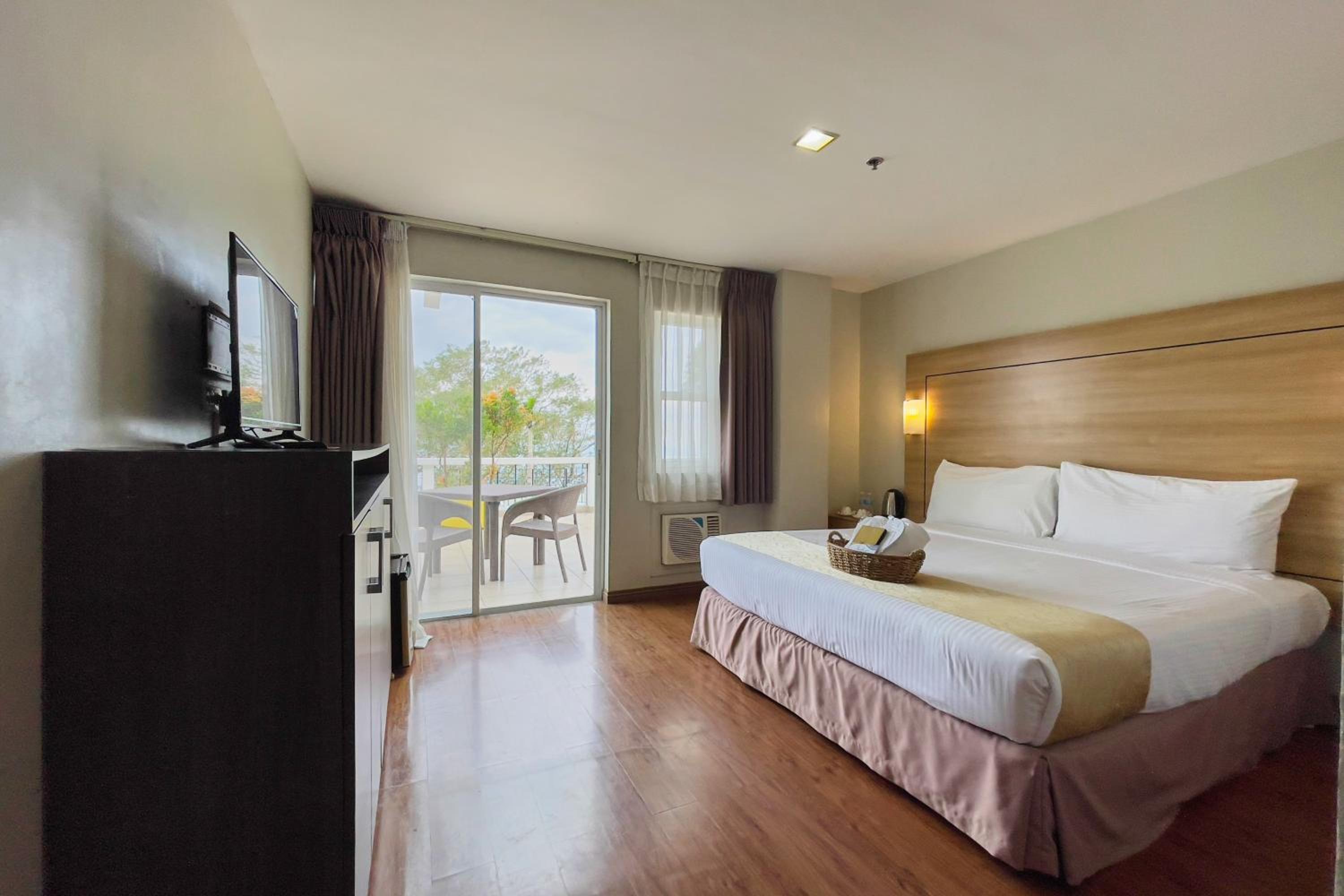 Deluxe King Room - Photo 7
