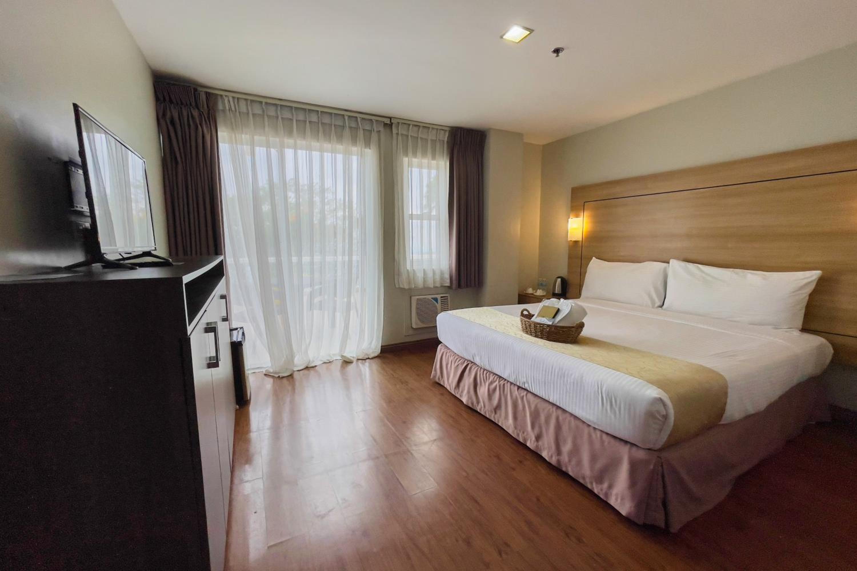 Deluxe King Room - Photo 9