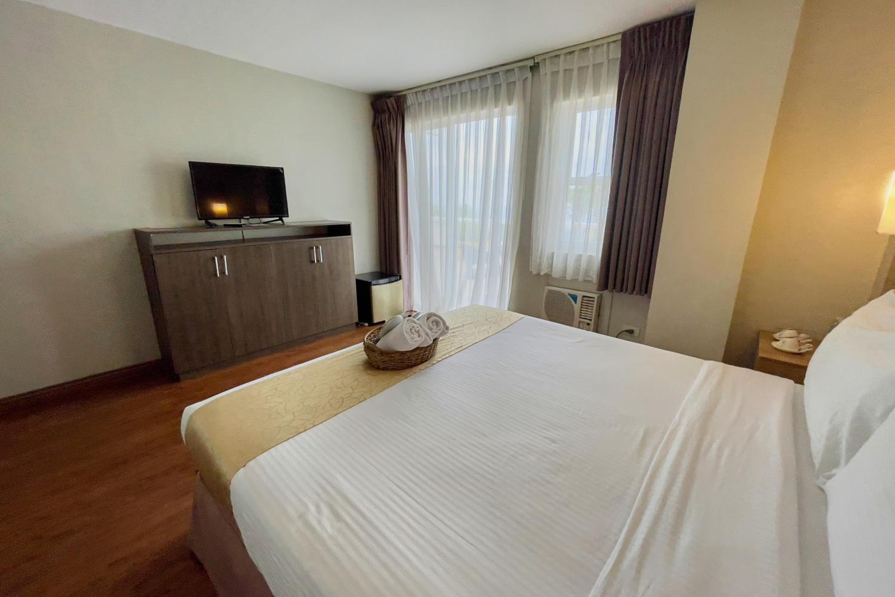 Deluxe King Room - Photo 8