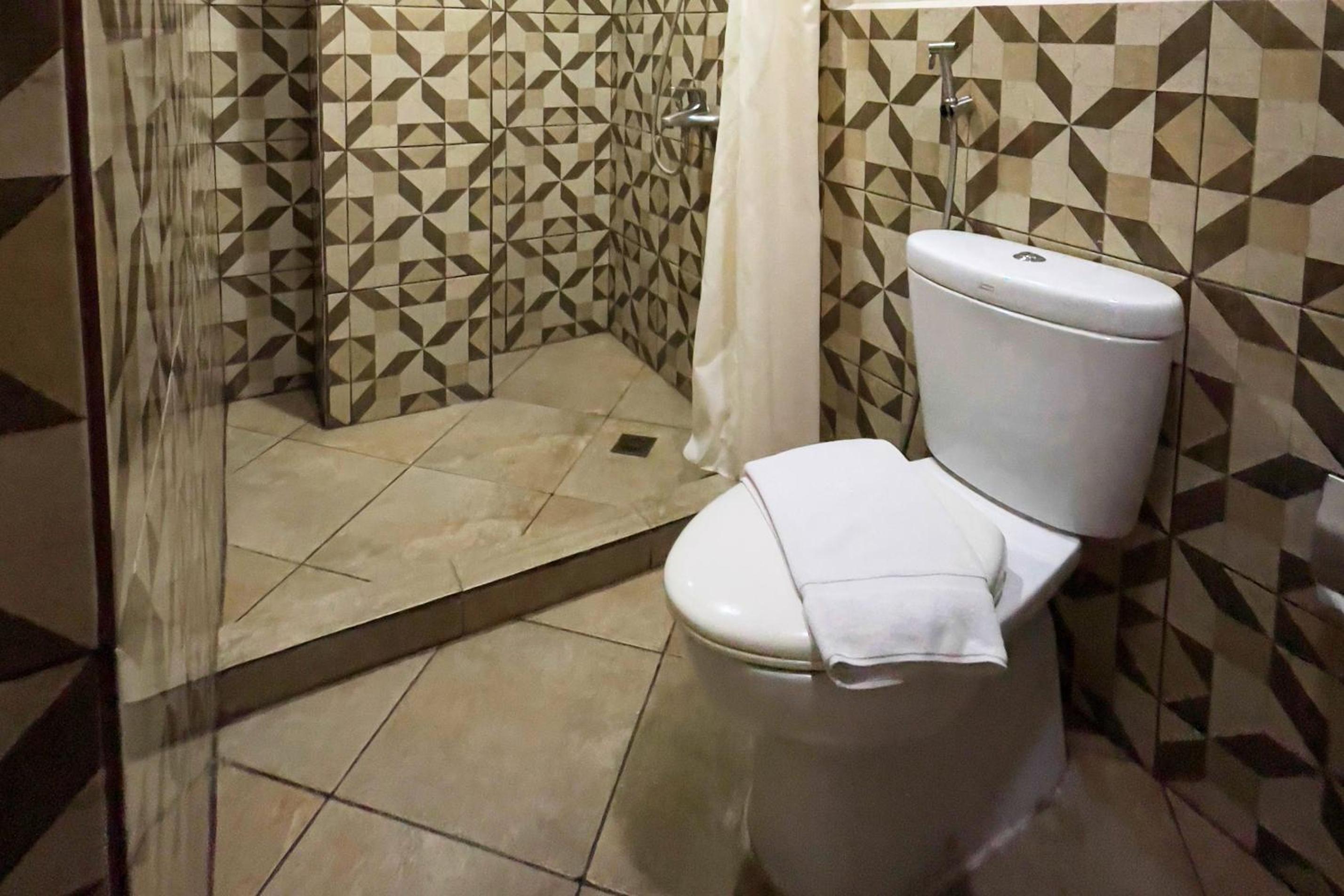 Deluxe Queen Room - Photo 10
