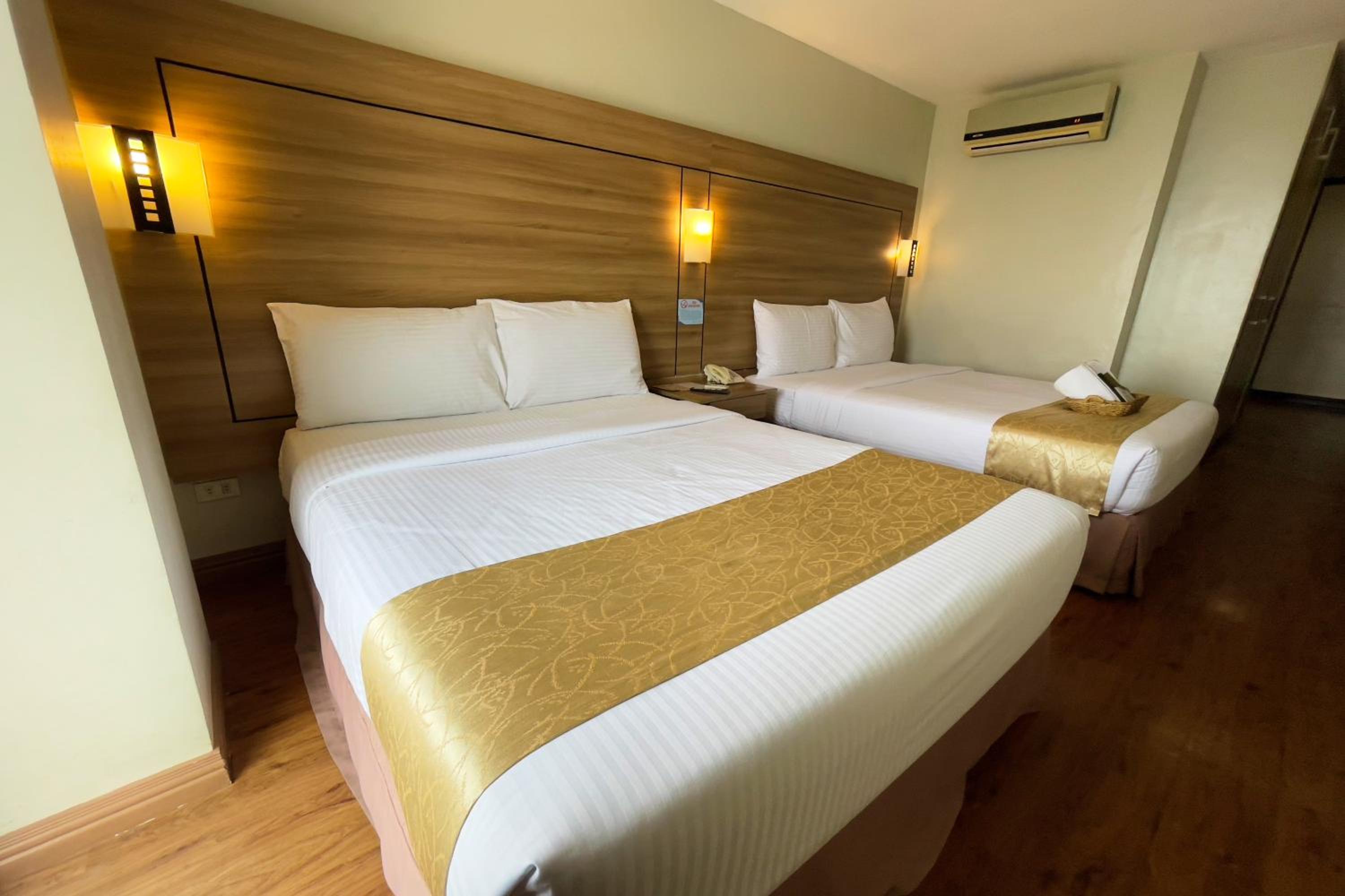 Deluxe Queen Room - Photo 9