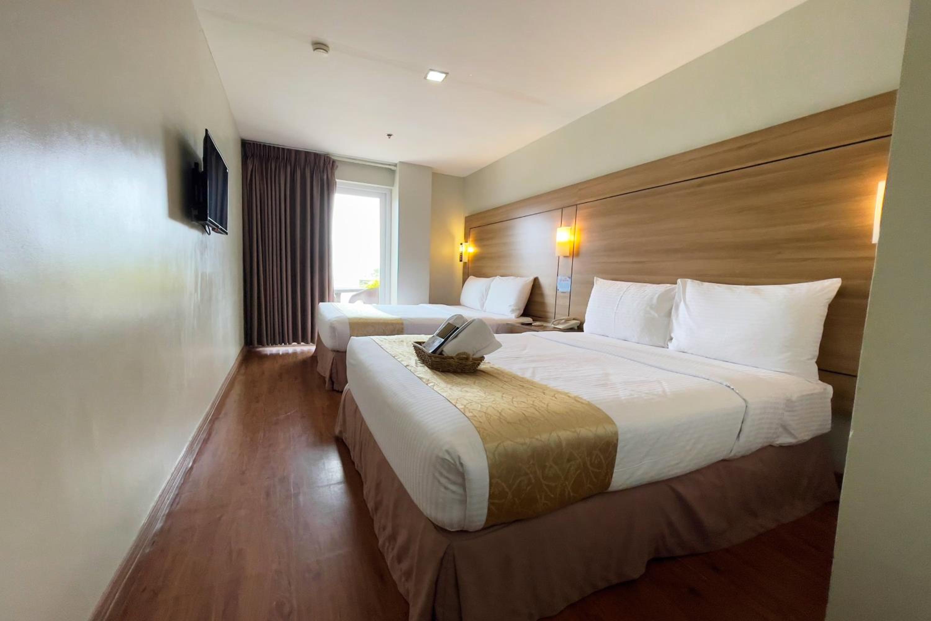 Deluxe Queen Room - Photo 8