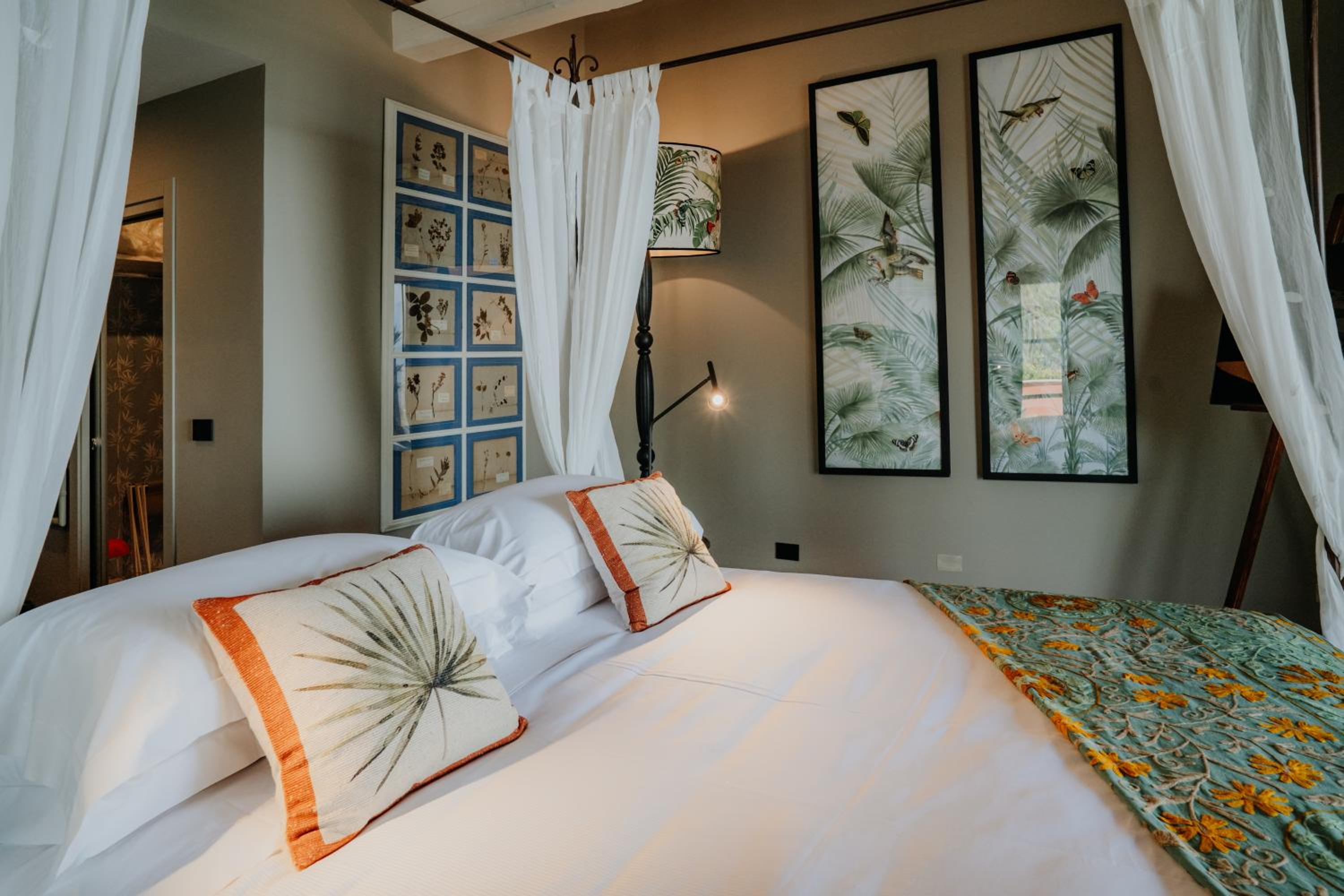 Double Room with Patio thumbnail 6