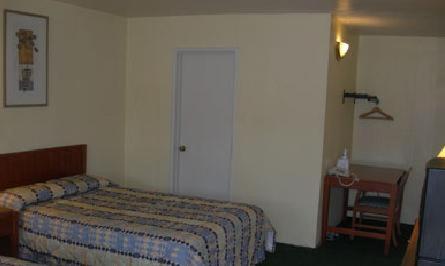 Room with Two Double Beds - Photo 3