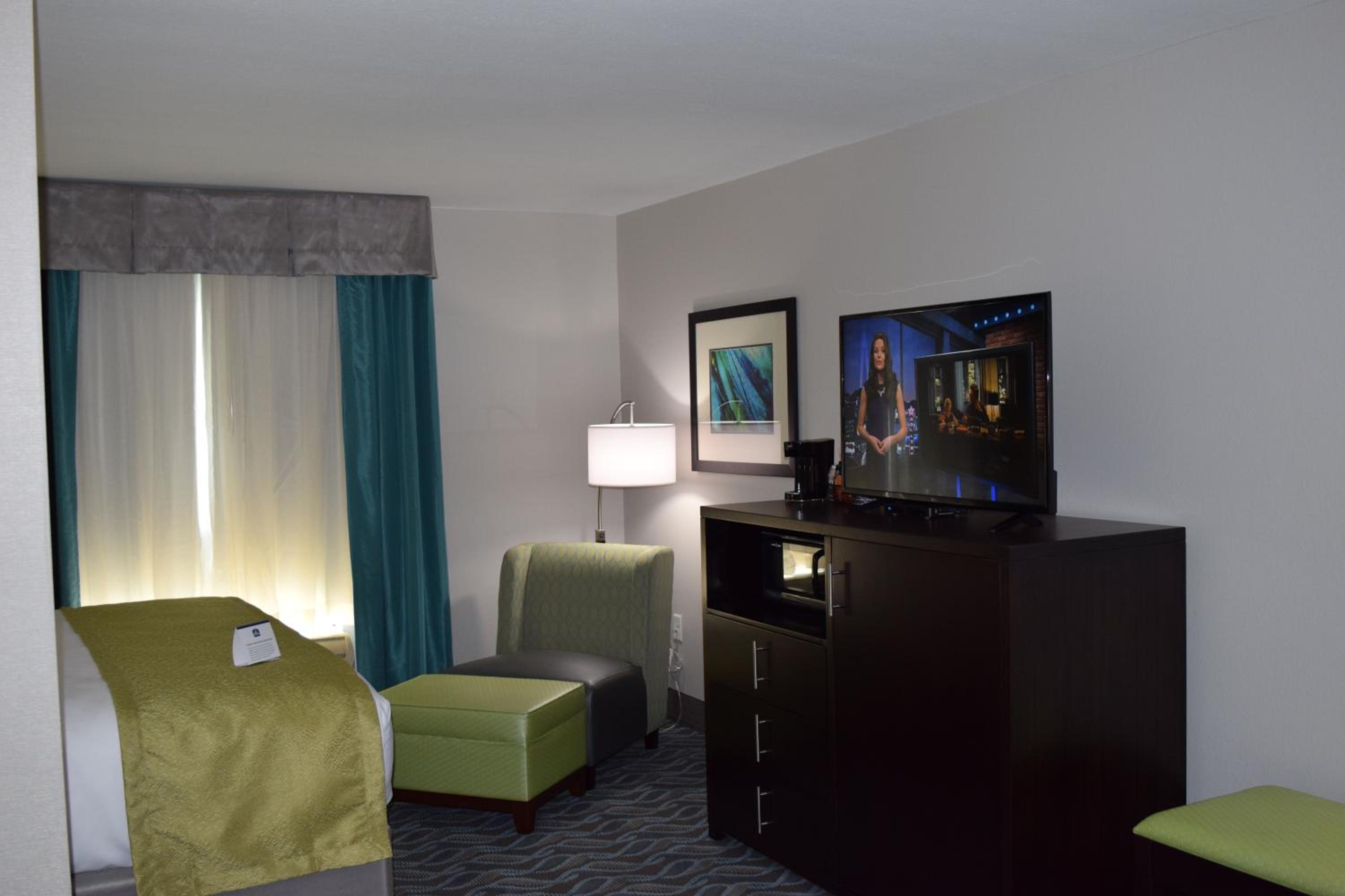 King Suite with Sofa Bed - Non-Smoking - Photo 7