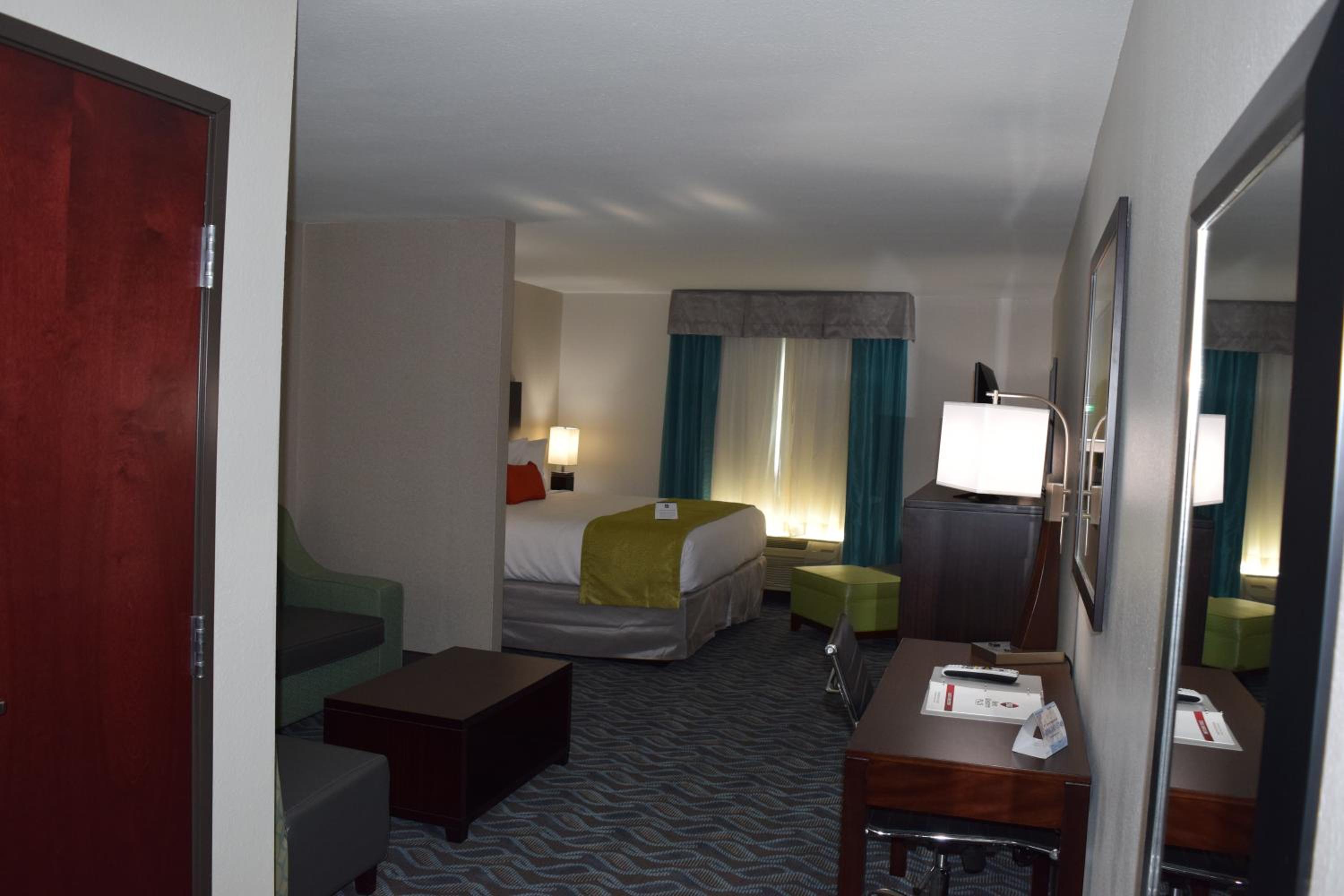 King Suite with Sofa Bed - Non-Smoking - Photo 8