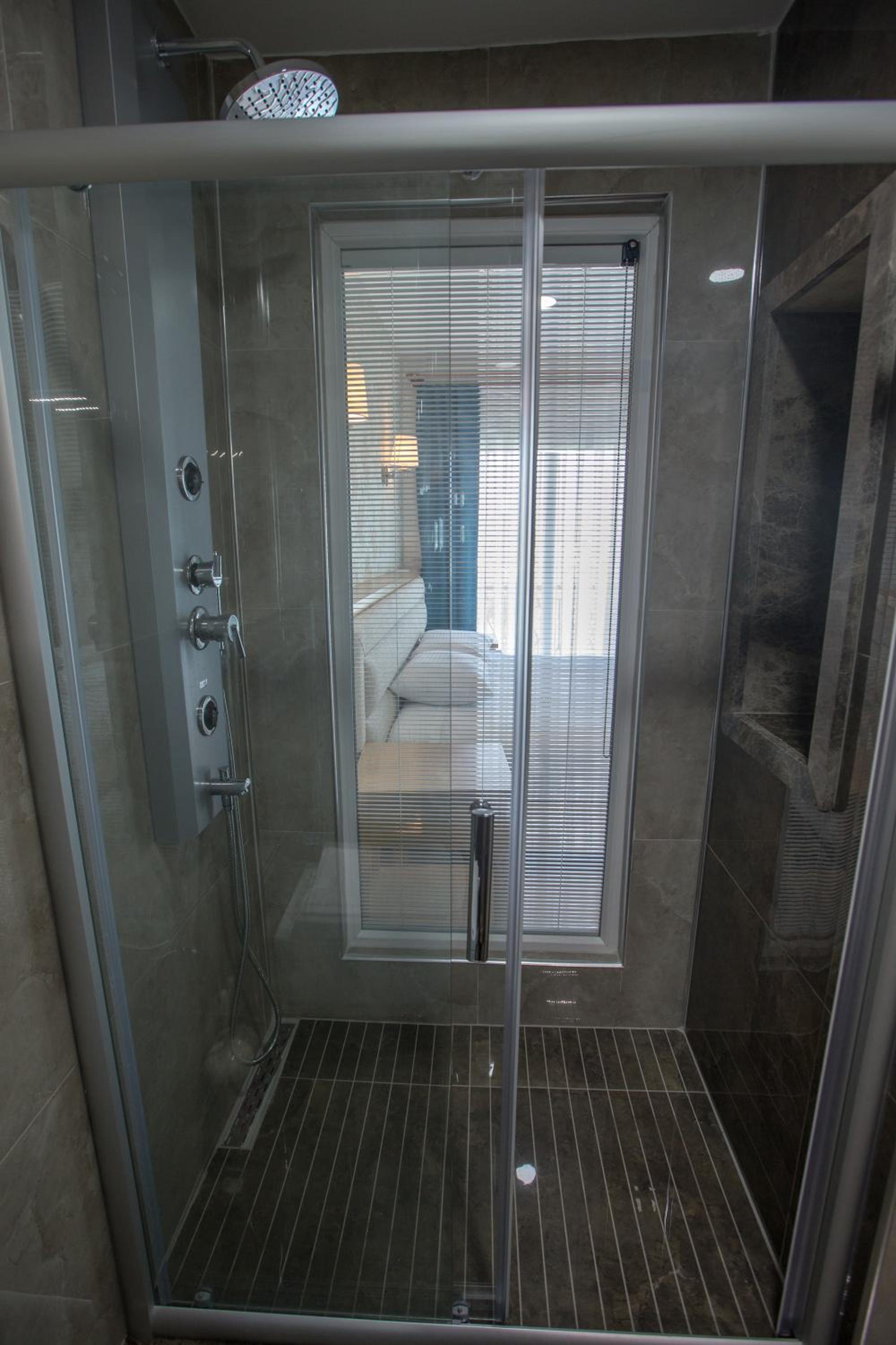 Deluxe Double Room with Balcony and Sea View - Photo 29