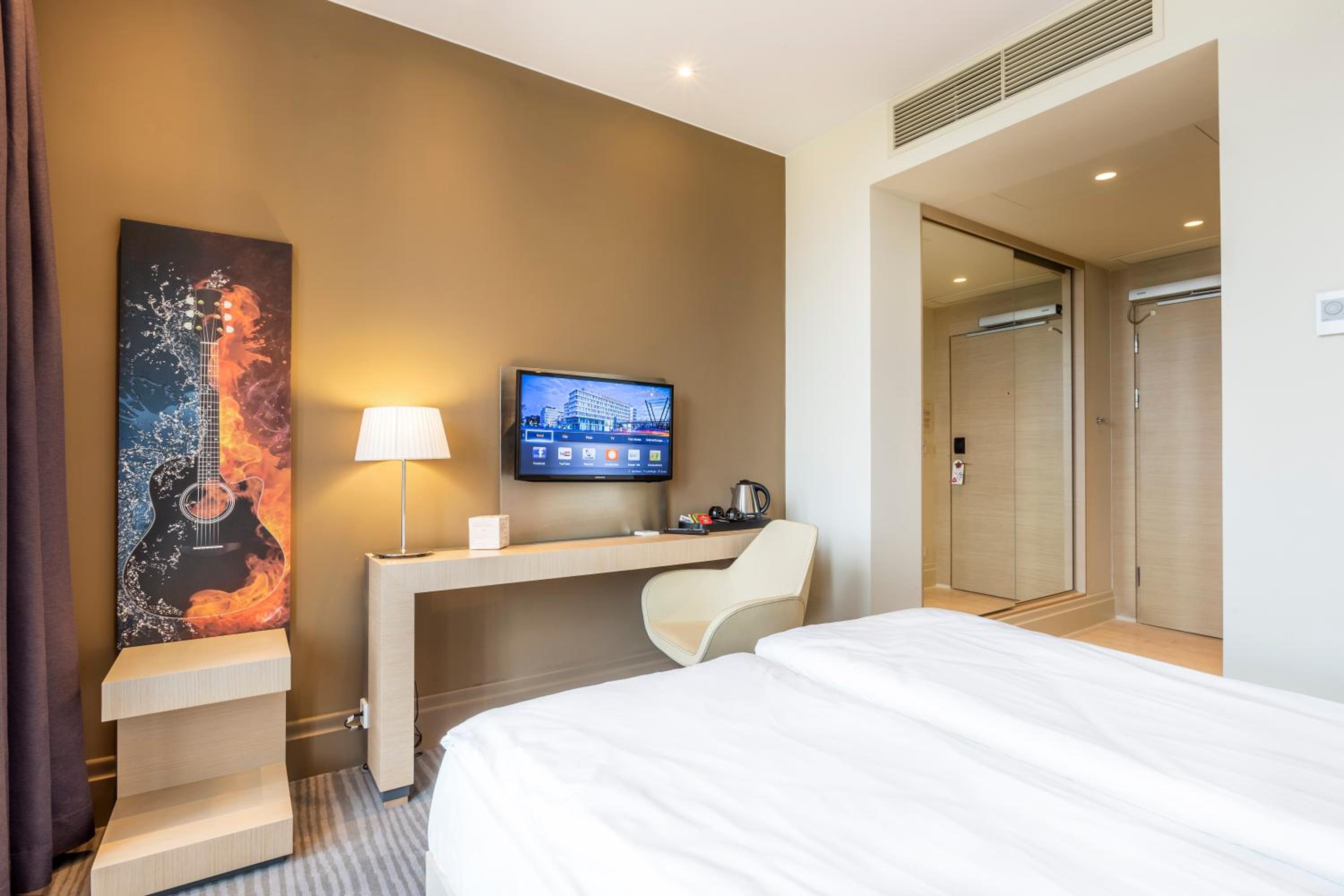 Queen Room - Disability Access photo 1