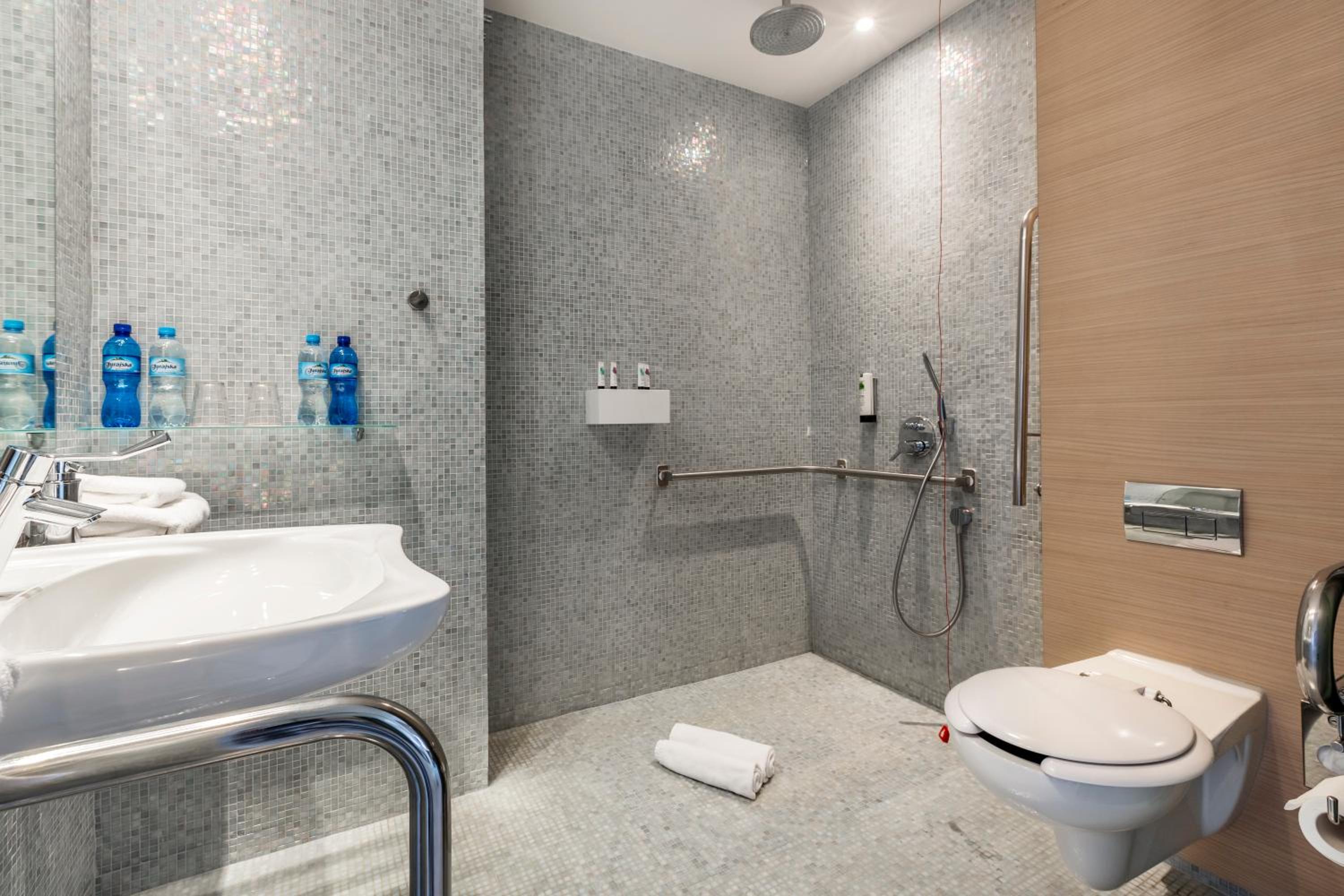 Queen Room - Disability Access photo 2