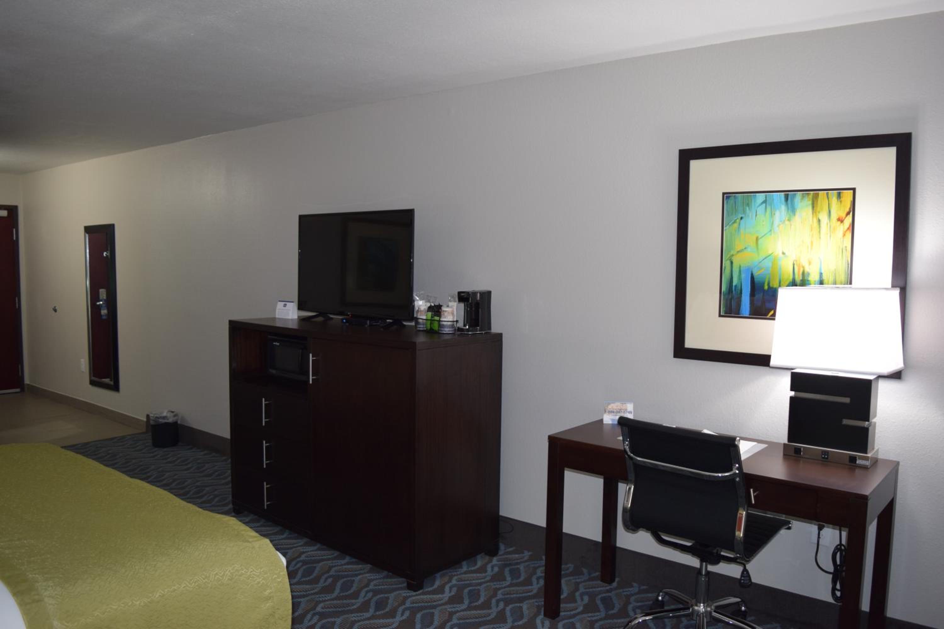 King Room with Roll-in Shower - Disability Access/Non-Smoking - Photo 7