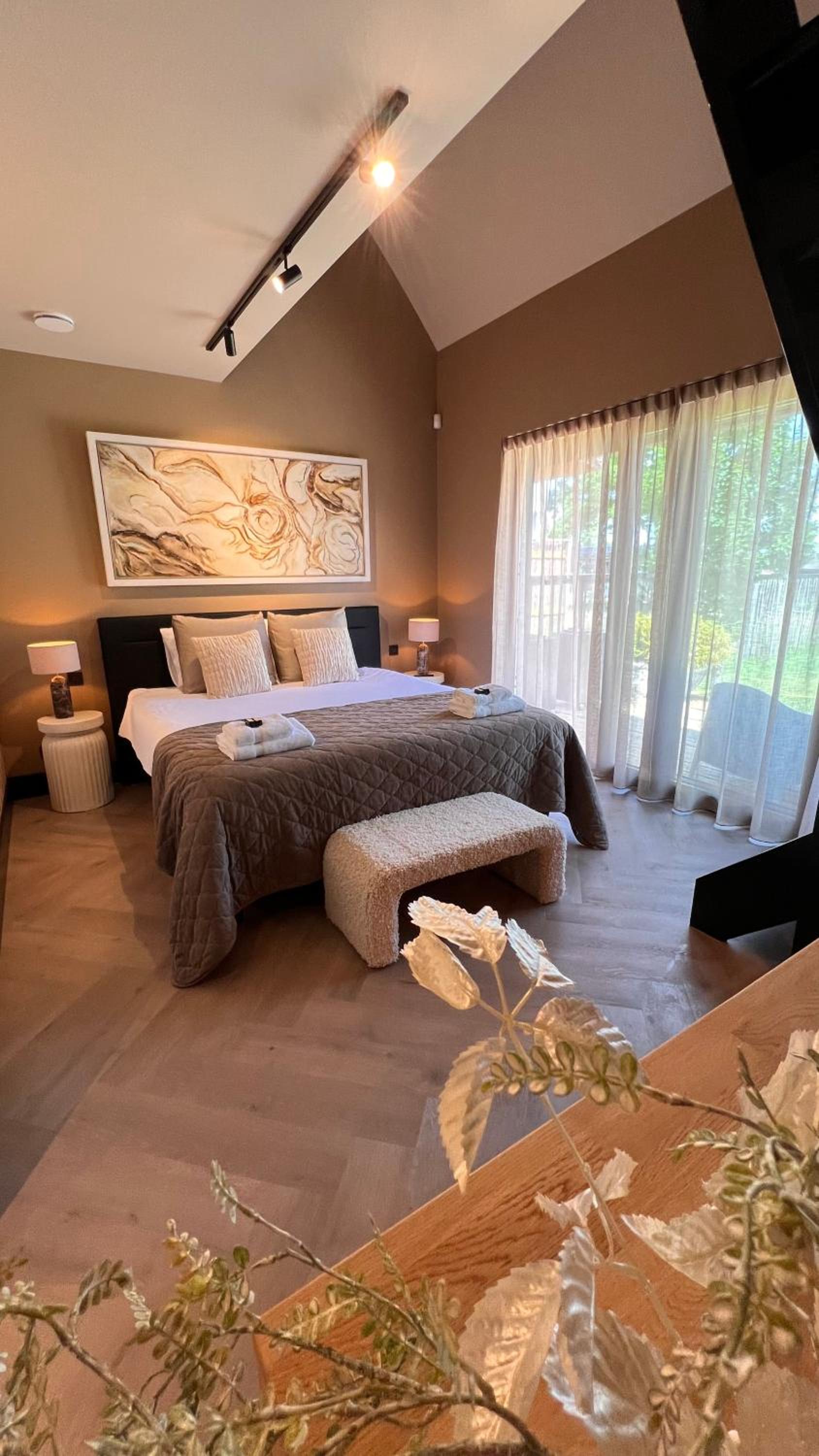 Deluxe King Suite photo 3