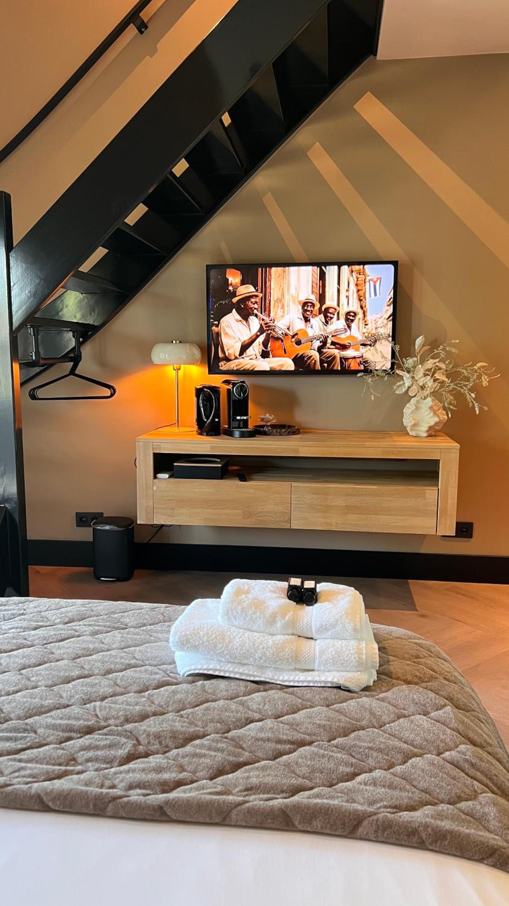 Deluxe King Suite photo 1