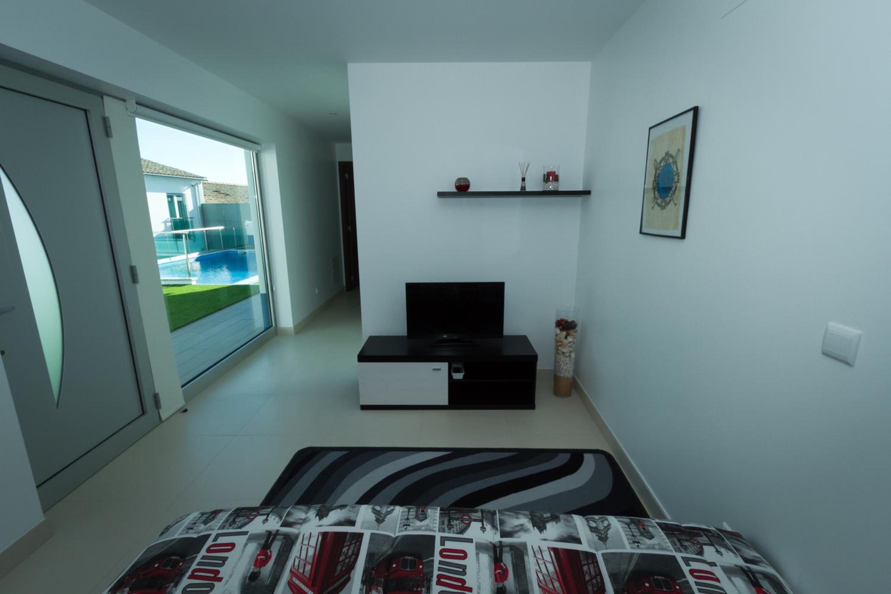 One-Bedroom Apartment - Photo 4