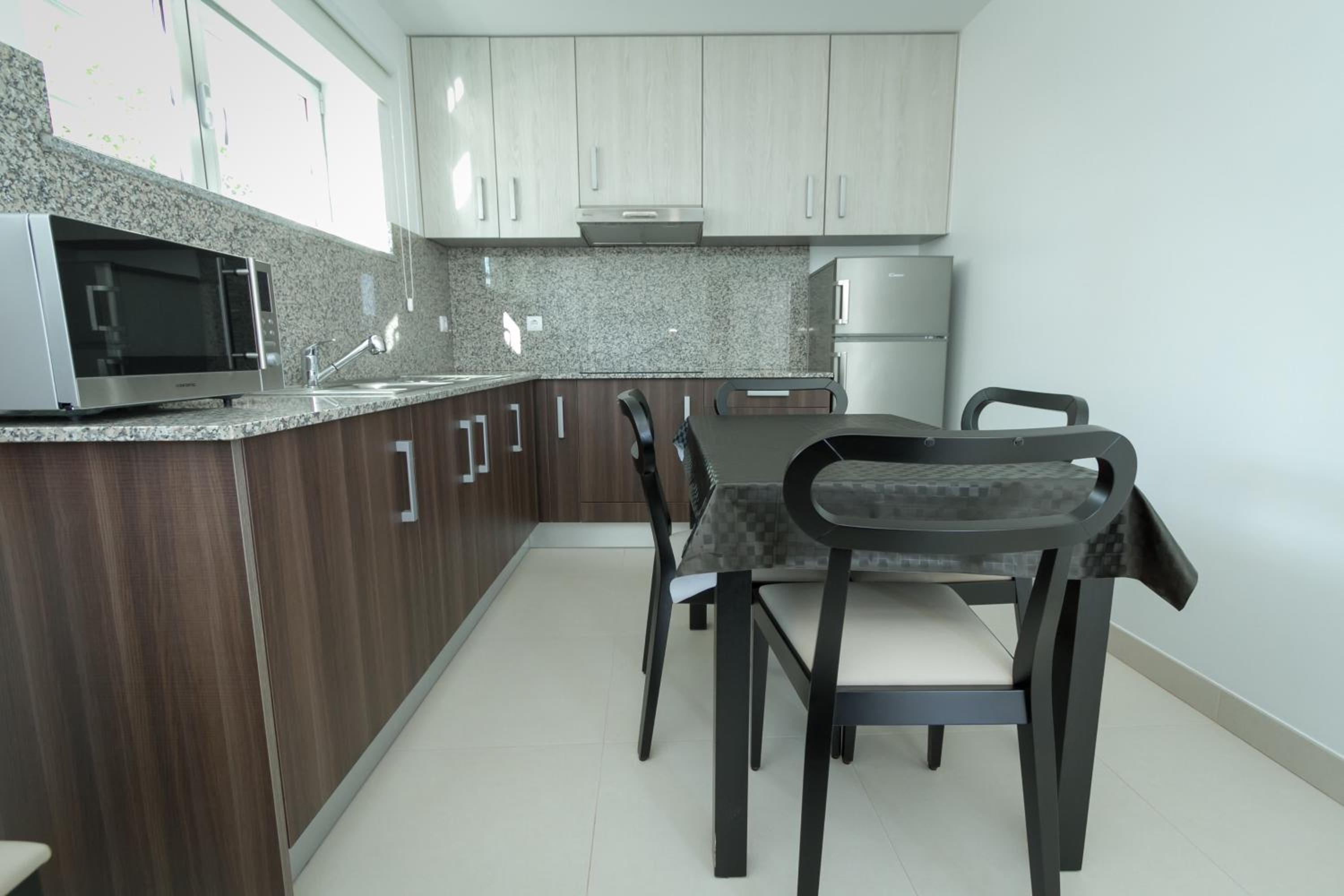 One-Bedroom Apartment - Photo 2