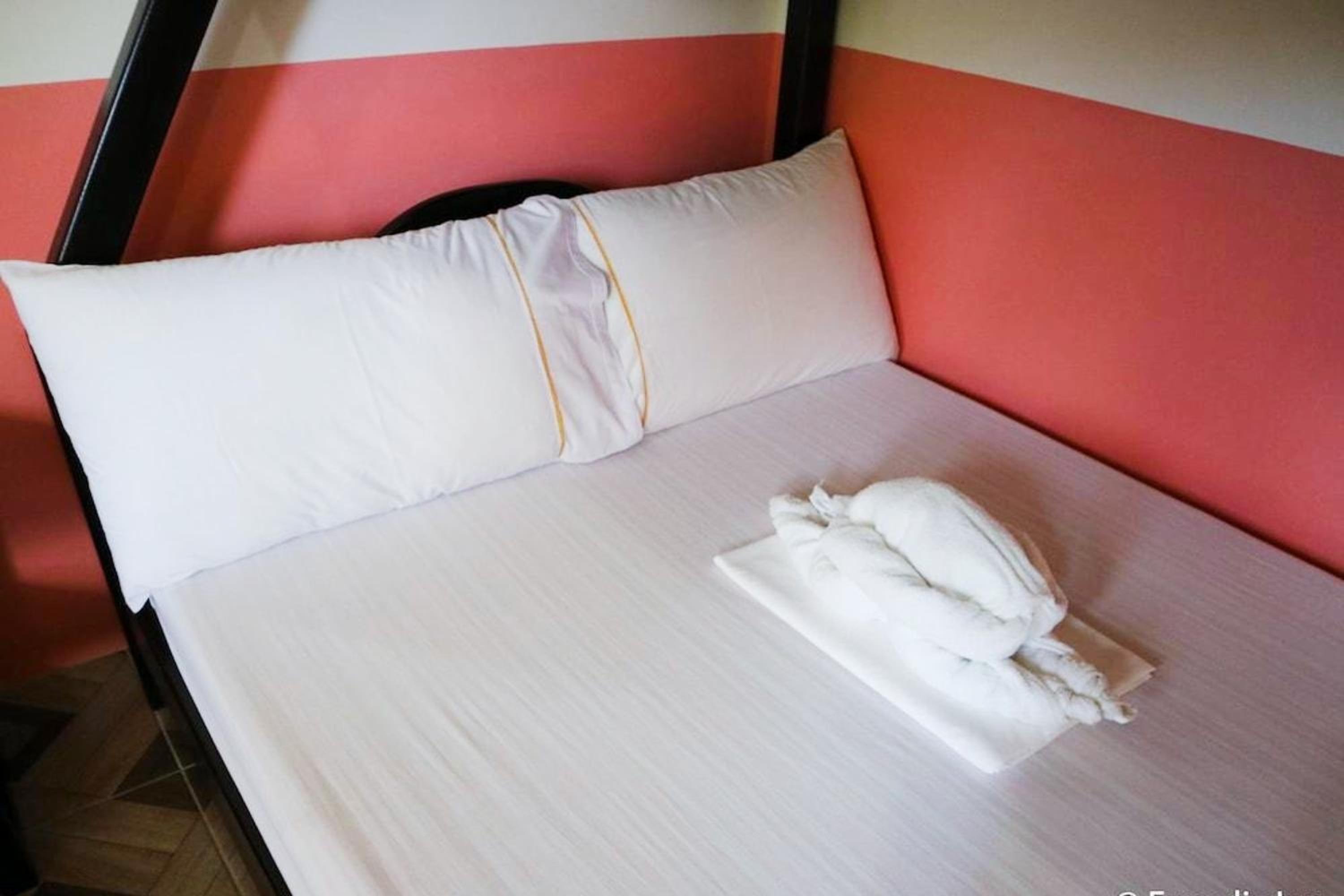 8-Bed Mixed Dormitory Room photo 2